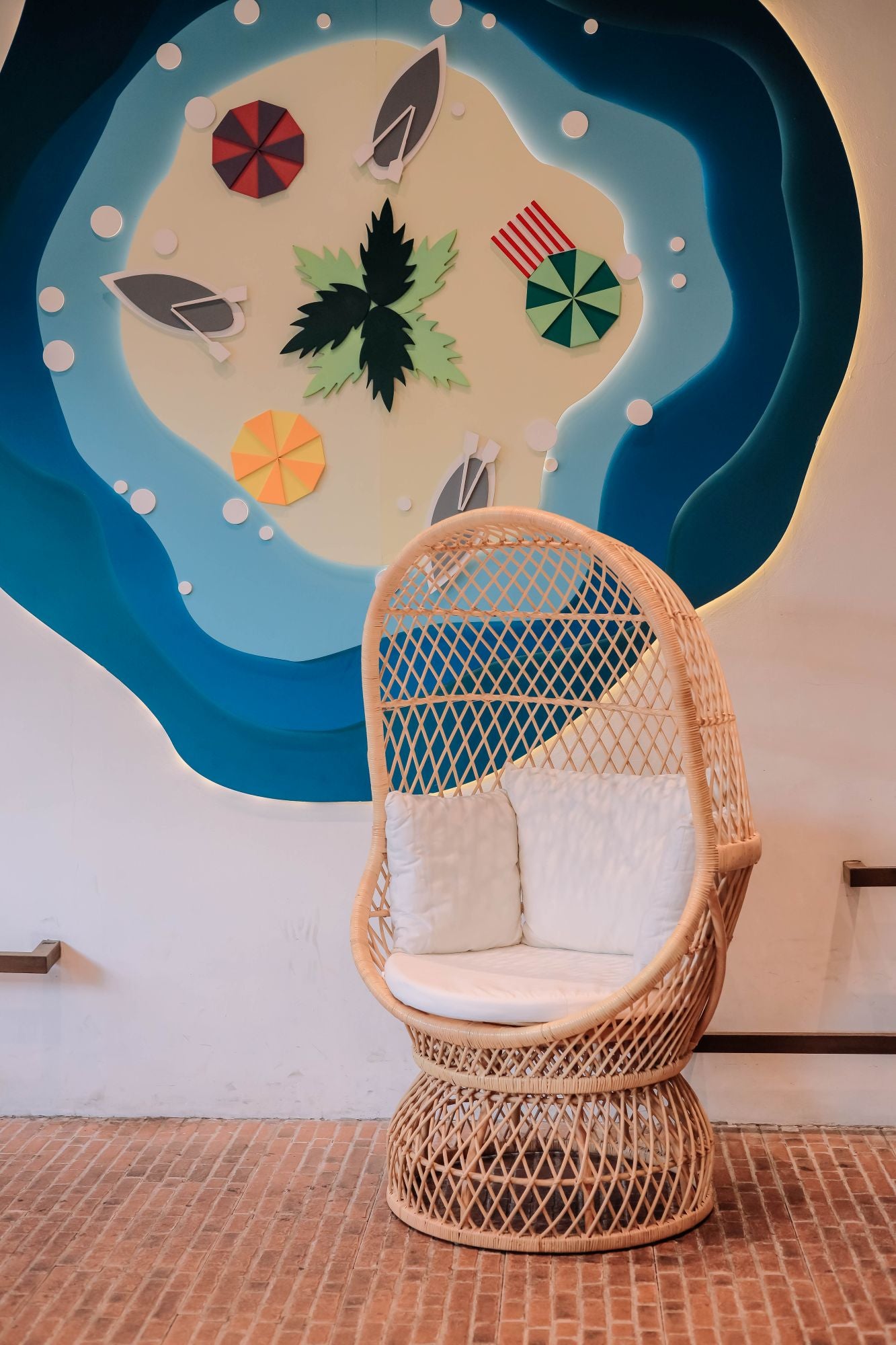 MANADO – Fotel jajeczny z naturalnego rattanu i beżowej tkaniny