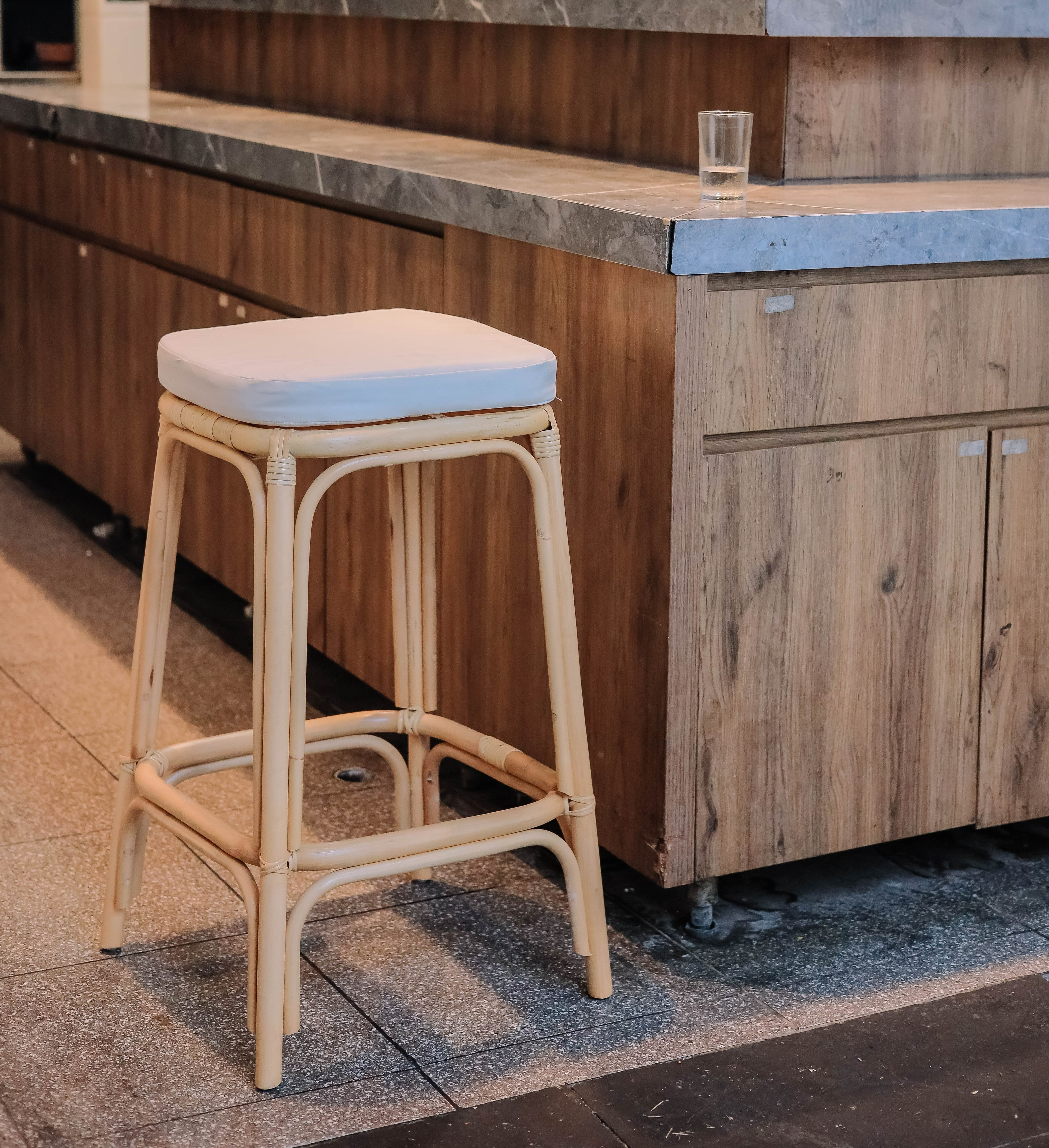 OBIRA - Lot de 2 tabourets de bar en rotin naturel et tissu beige