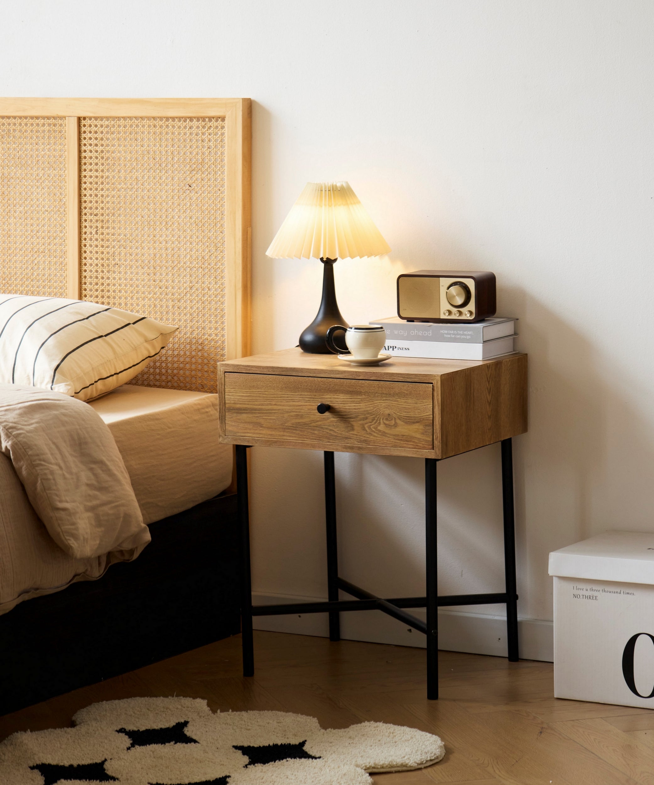 TORRING - Drewniany stolik nocny z 1 szufladą