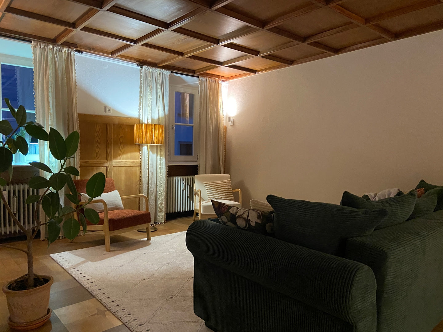 OHAMA – fotel salonowy z litego drewna i tkaniny w kolorze terakoty