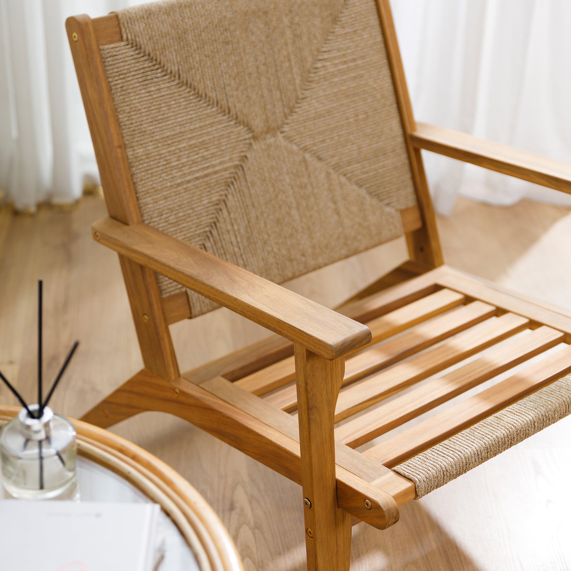 VALDIVIA – Fotel do wnętrz i na zewnątrz, wykonany z litego drewna akacjowego i liny