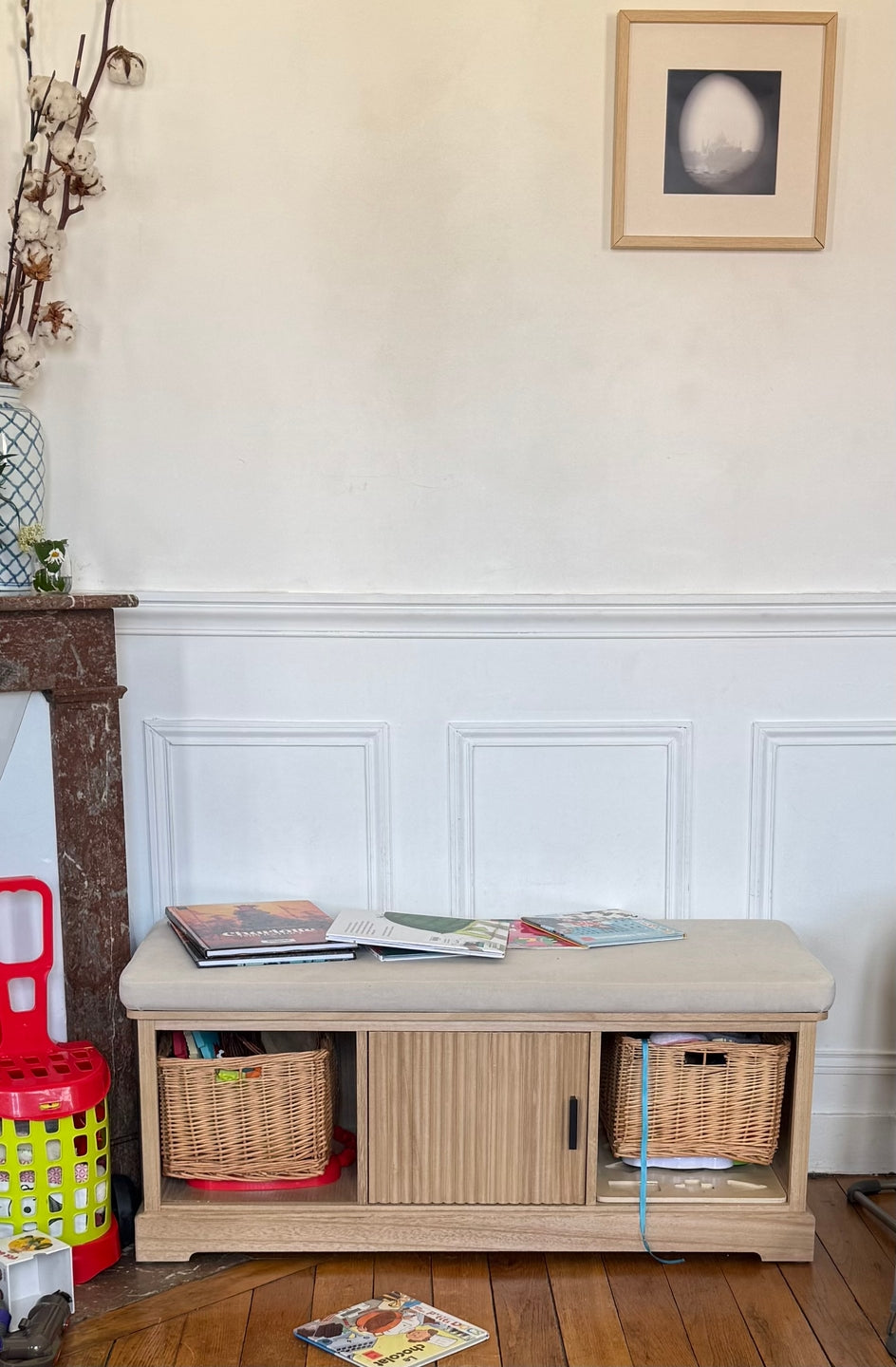 CHIBA – Ławka z pojemnikiem, wykonana z drewna i beżowego aksamitu