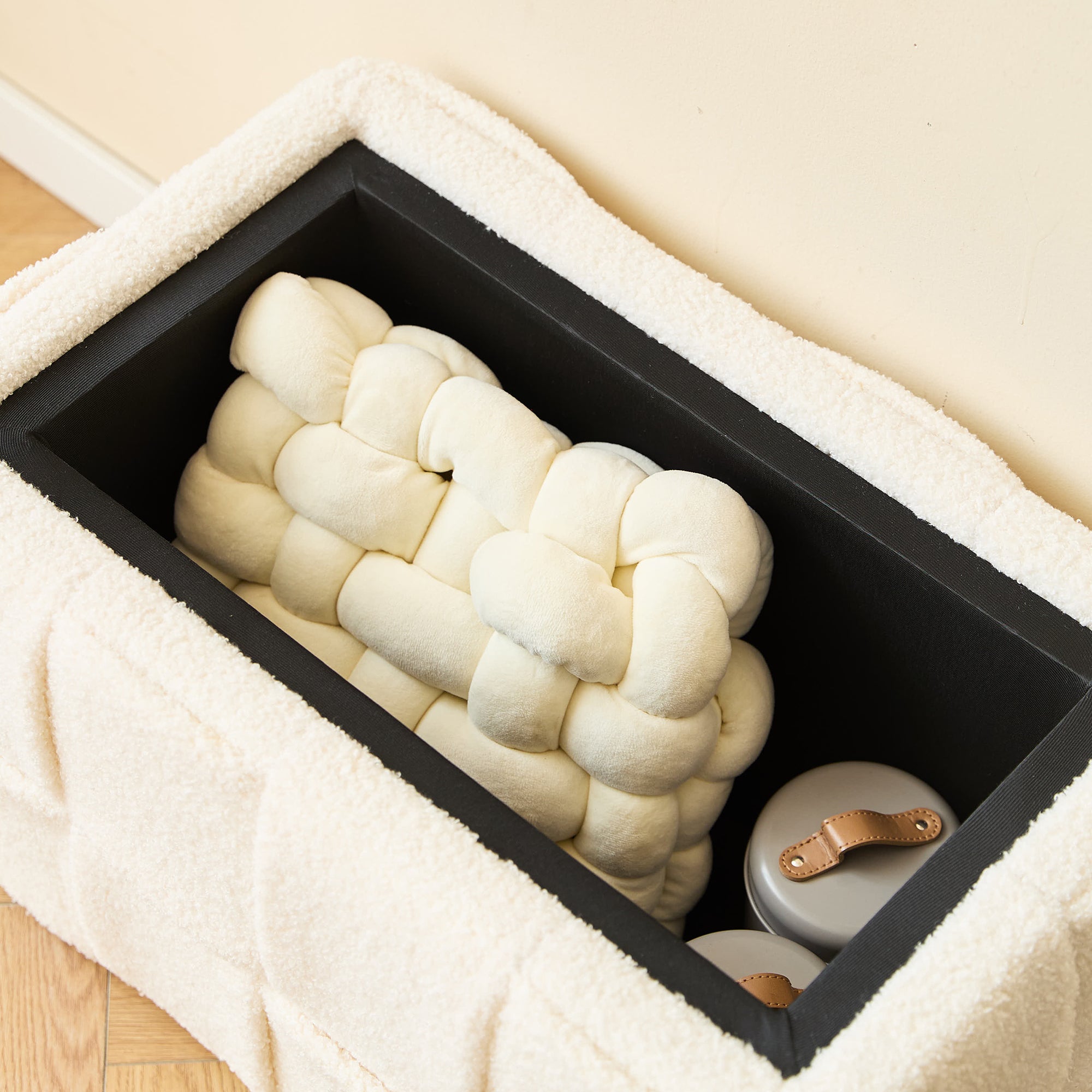 VANERN - Ławka funkcją przechowywania w białych pętelkach