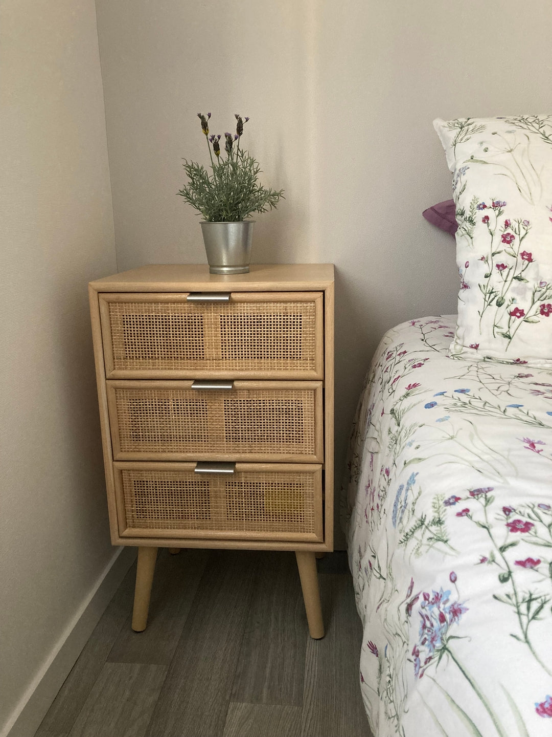 NAGOYA – Komoda z 3 szufladami z drewna i naturalnego rattanu