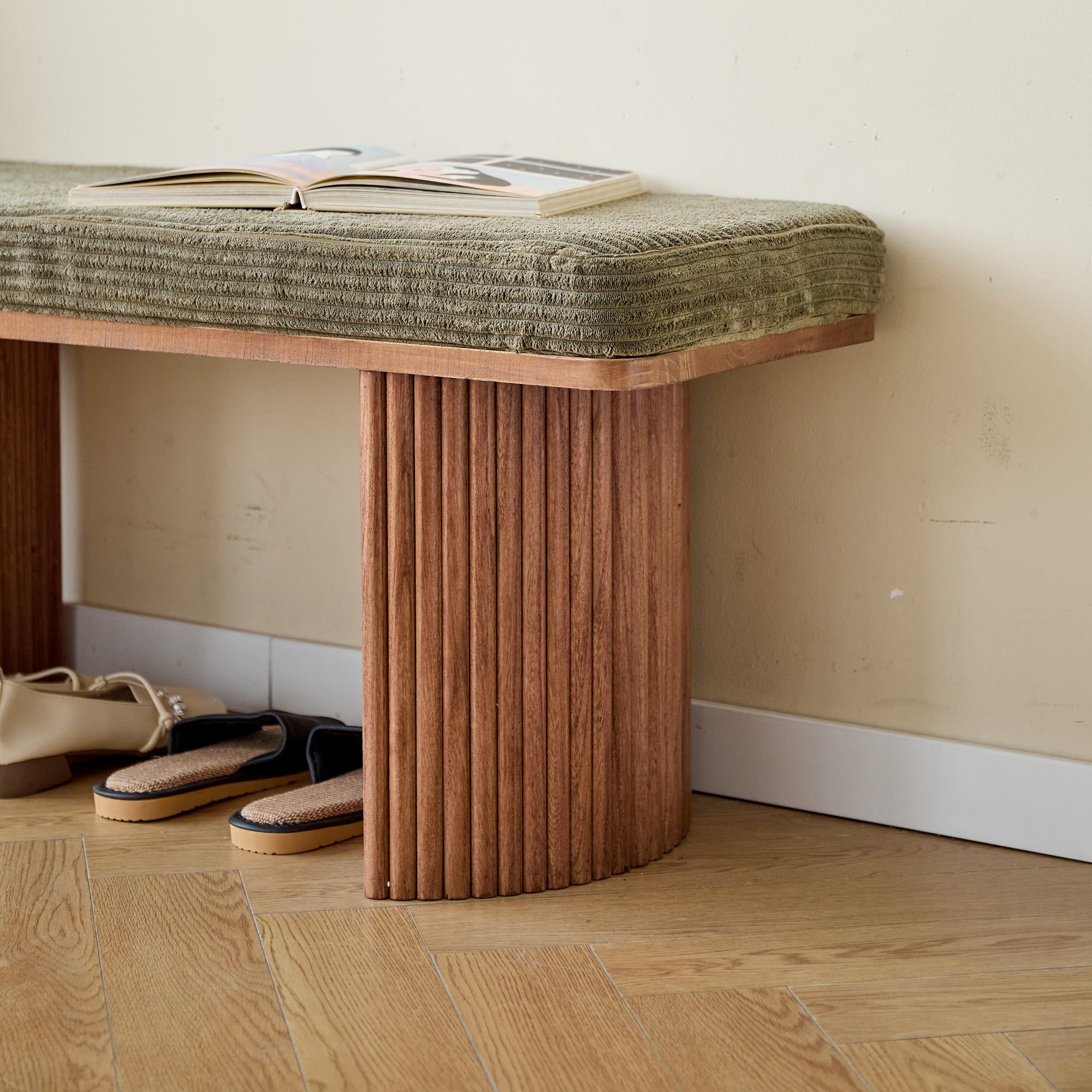 PIREUS – Ławka z litego drewna i zielonego sztruksu