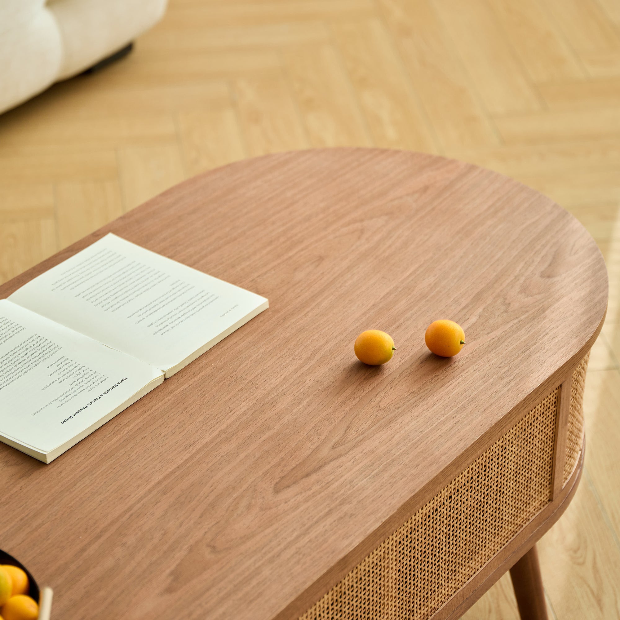 LOTTA – stolik kawowy z drewna orzechowego i rattanowego z schowkiem