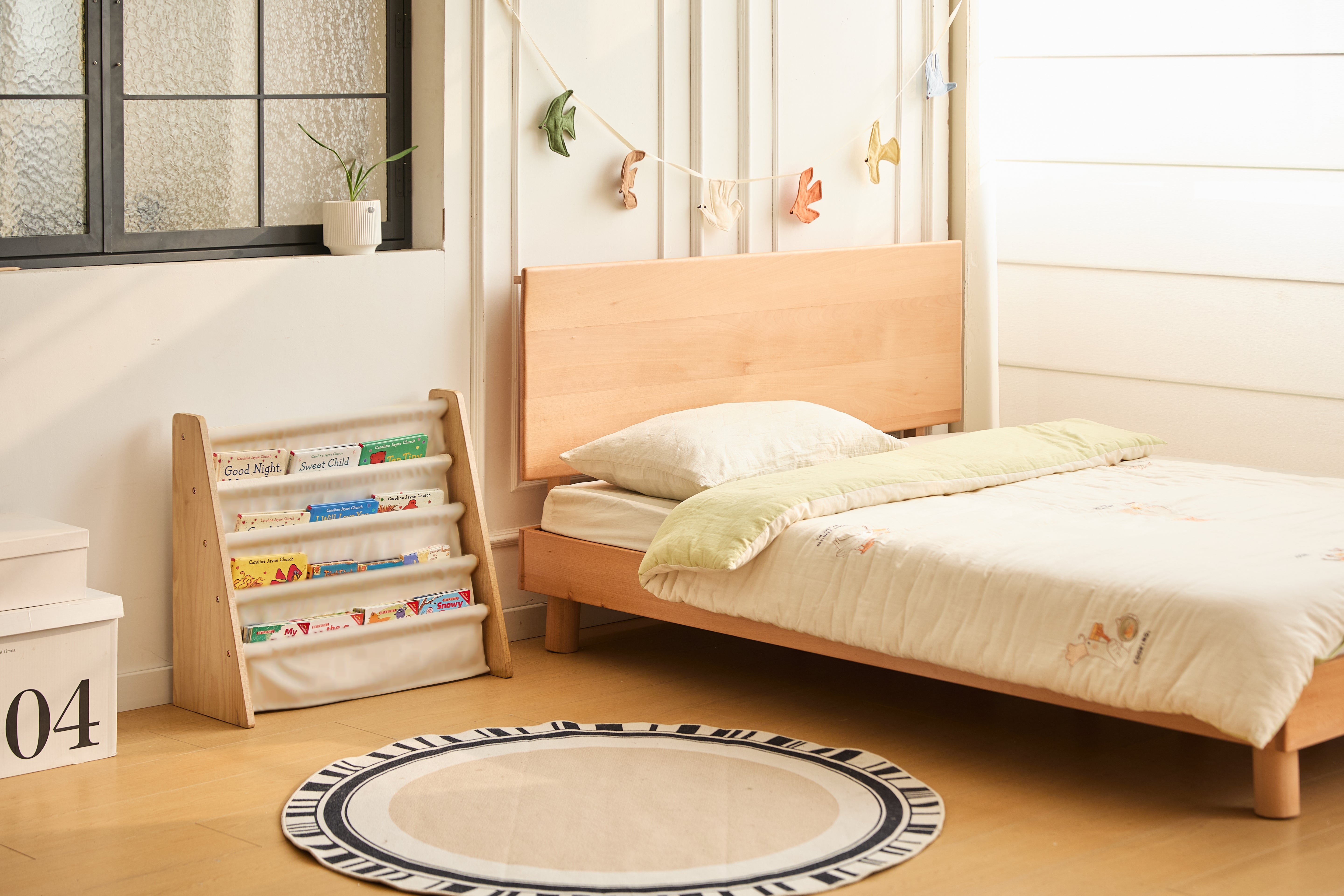 BILLUND – Regał na książki dla dzieci, wykonany z drewna i tkaniny