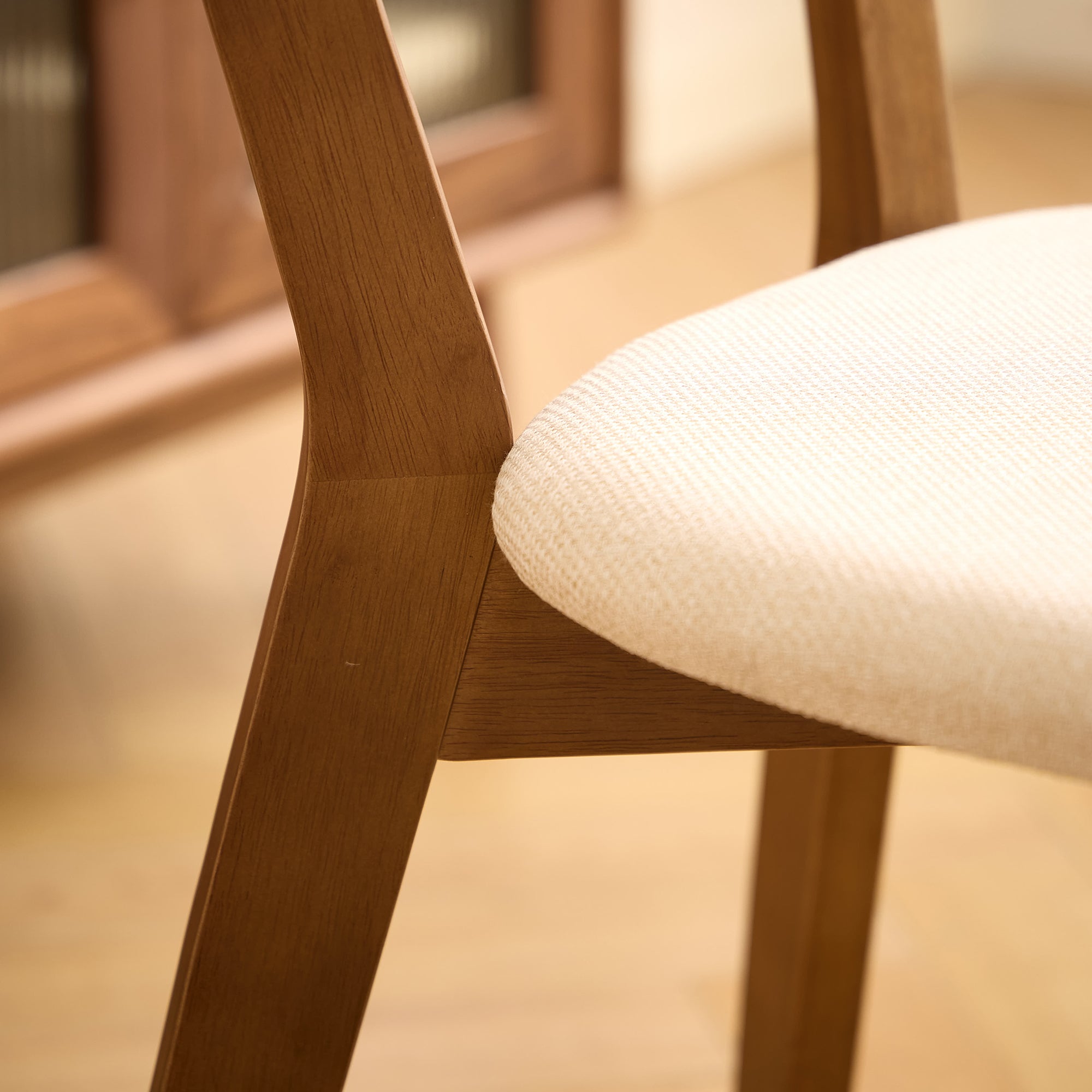 VITORIA – Zestaw 2 krzeseł do jadalni z ciemnego drewna i beżowej tkaniny