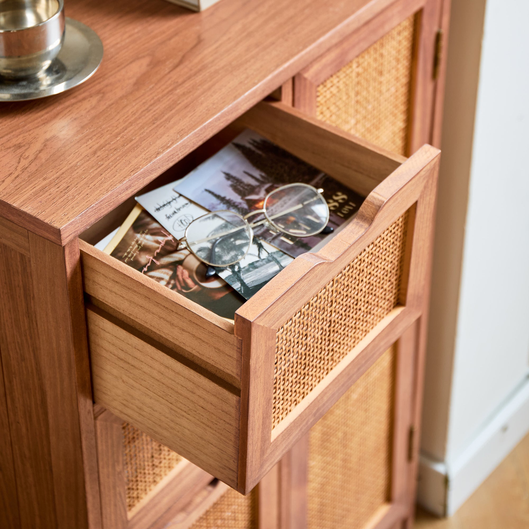 KIEL – Komoda z drewna orzechowego i rattanu
