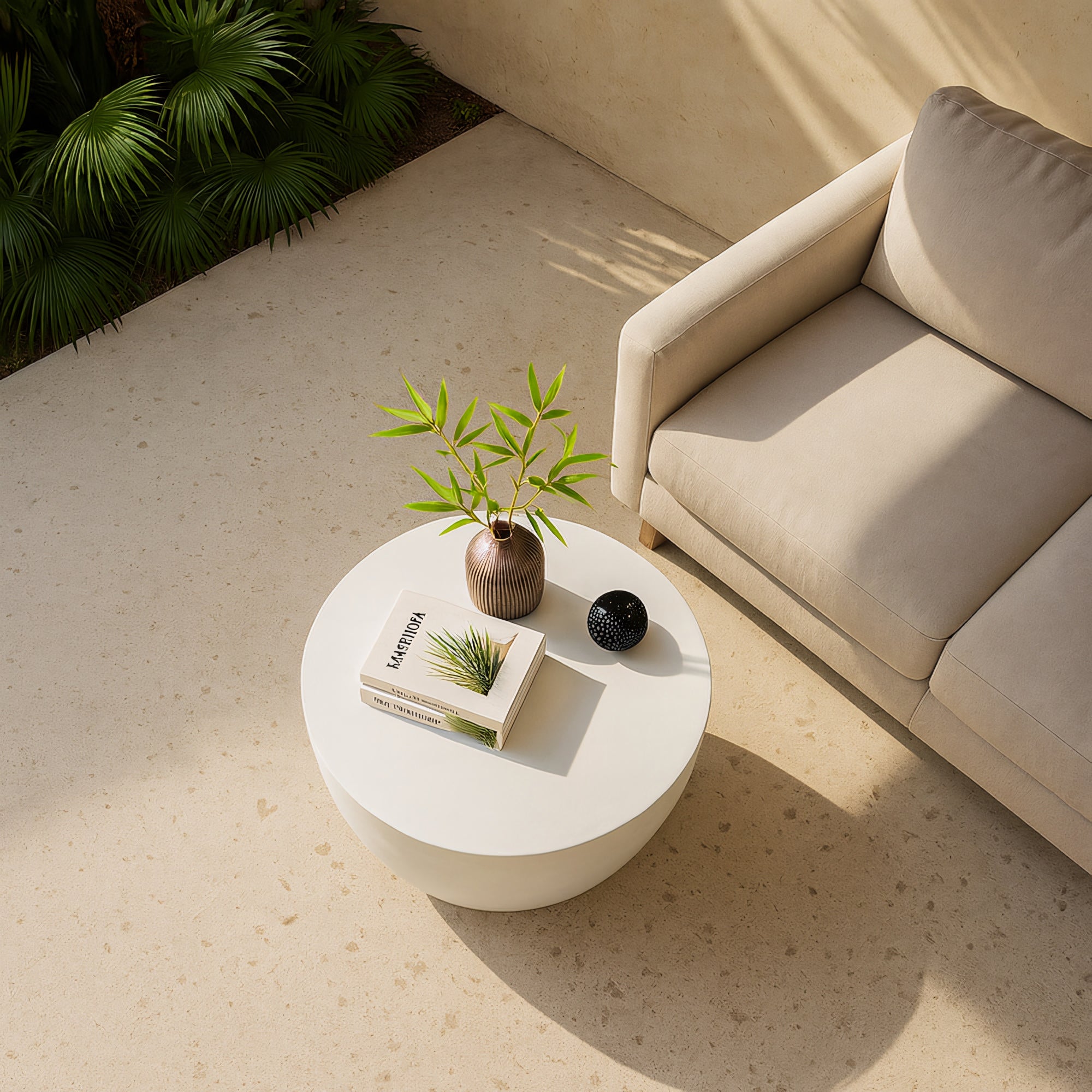 PARNU – stolik kawowy do wnętrz i na zewnątrz z białego magnezytu