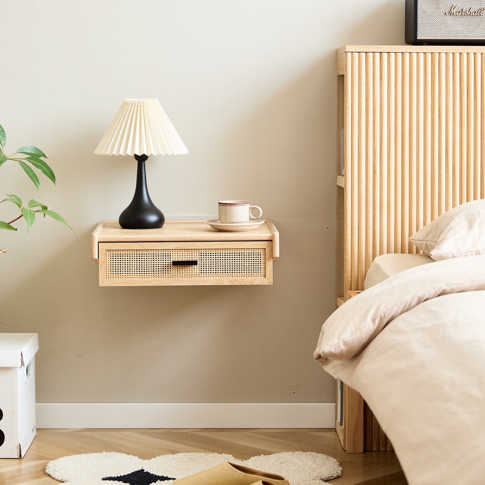 PITEA – drewniany stolik nocny na ścianę z naturalnego rattanu