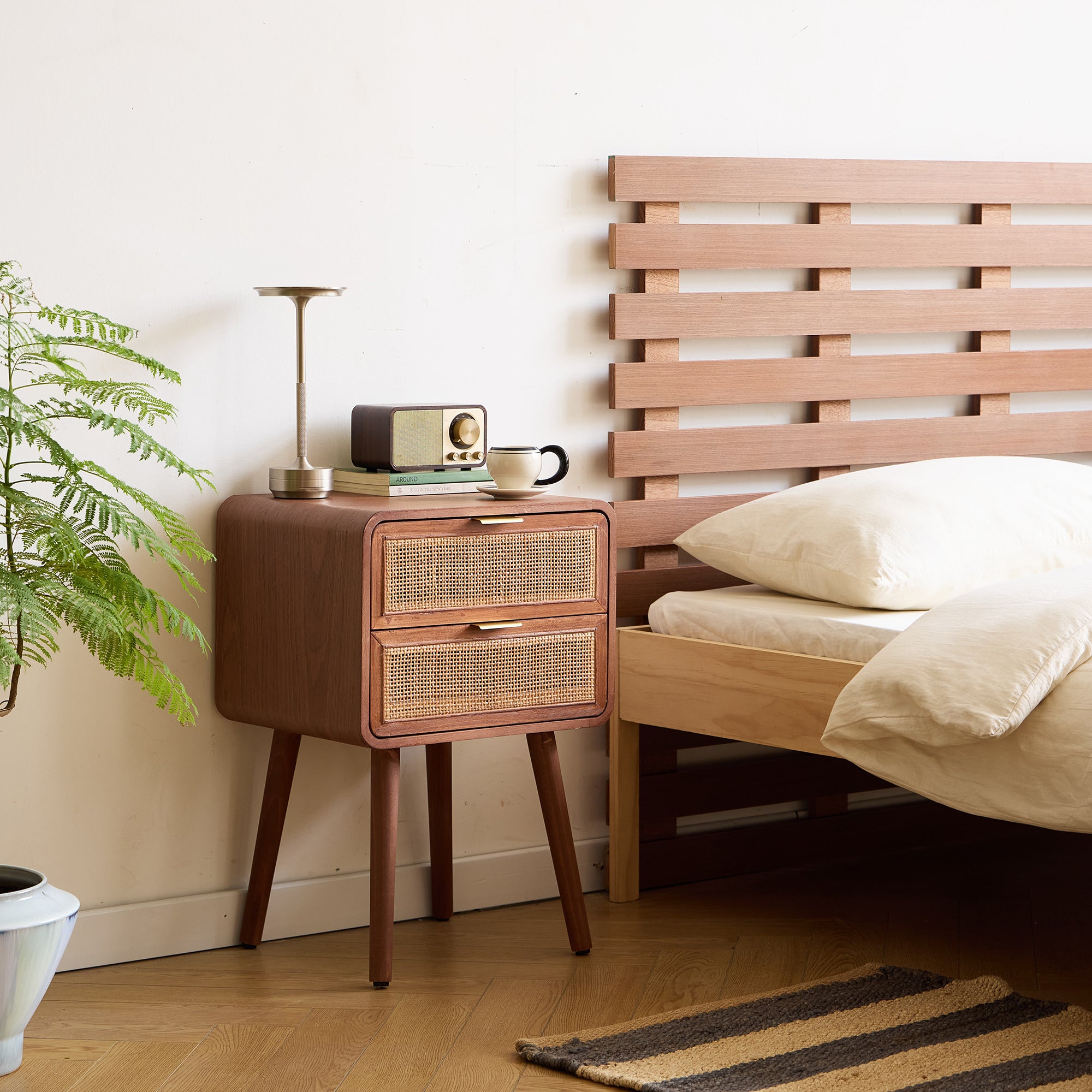 MALI - Szafka nocna z 2 szufladami z rattanu i drewna orzechowego