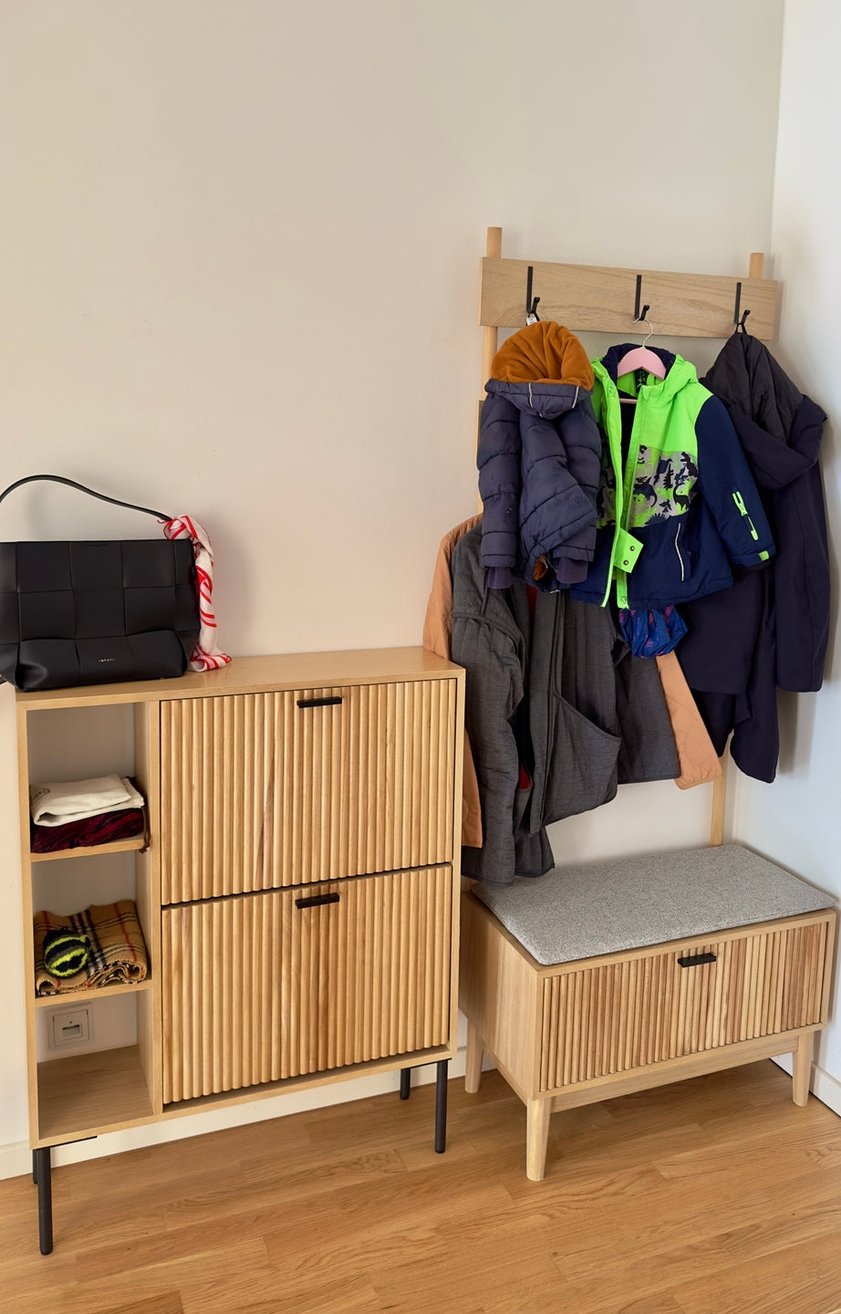 COLOMBO – Szafka na buty z 2 szufladami, wykonana z drewna i metalu