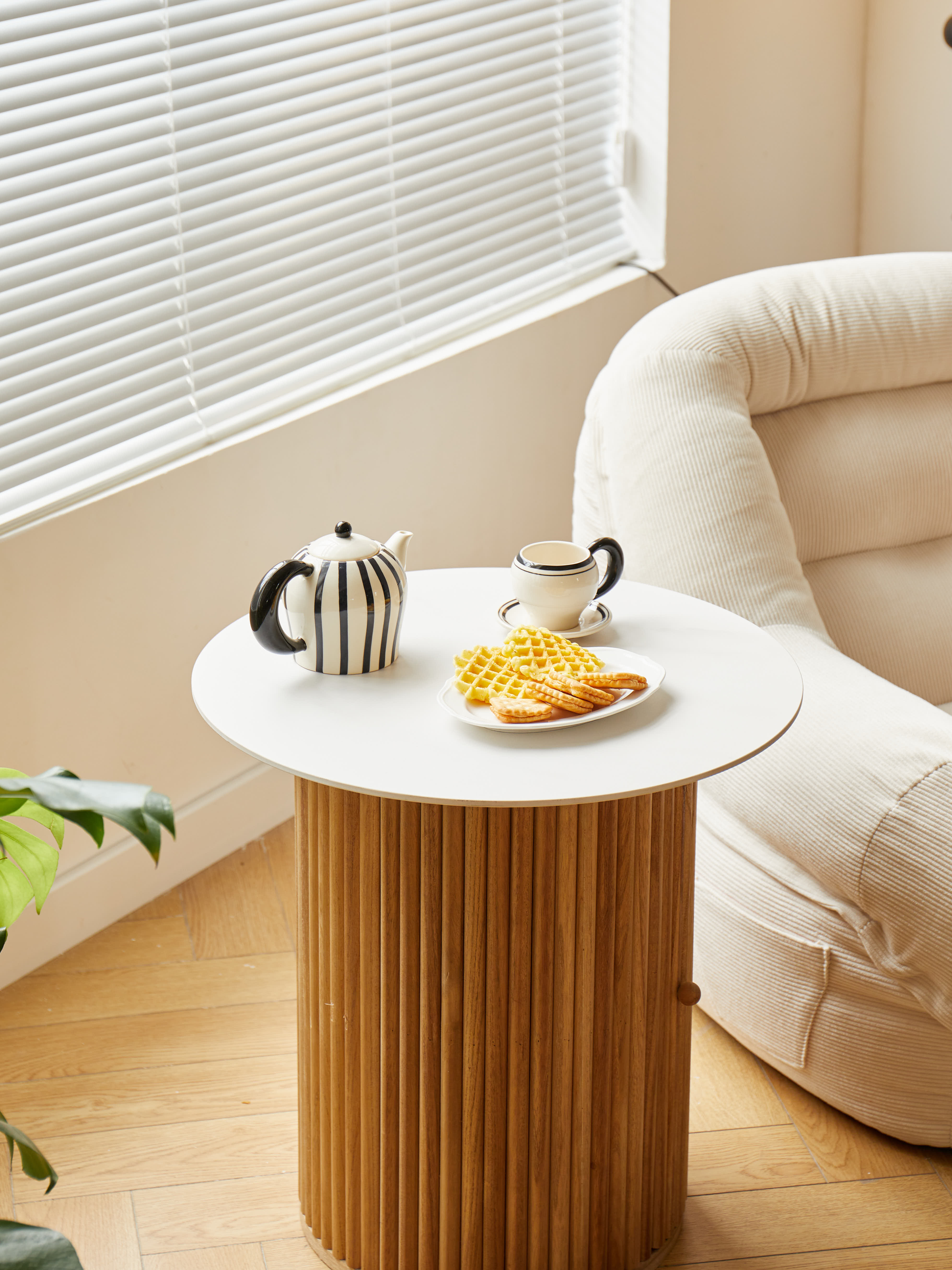 TRINIDAD – stolik pomocniczy z litego drewna z efektem marmuru