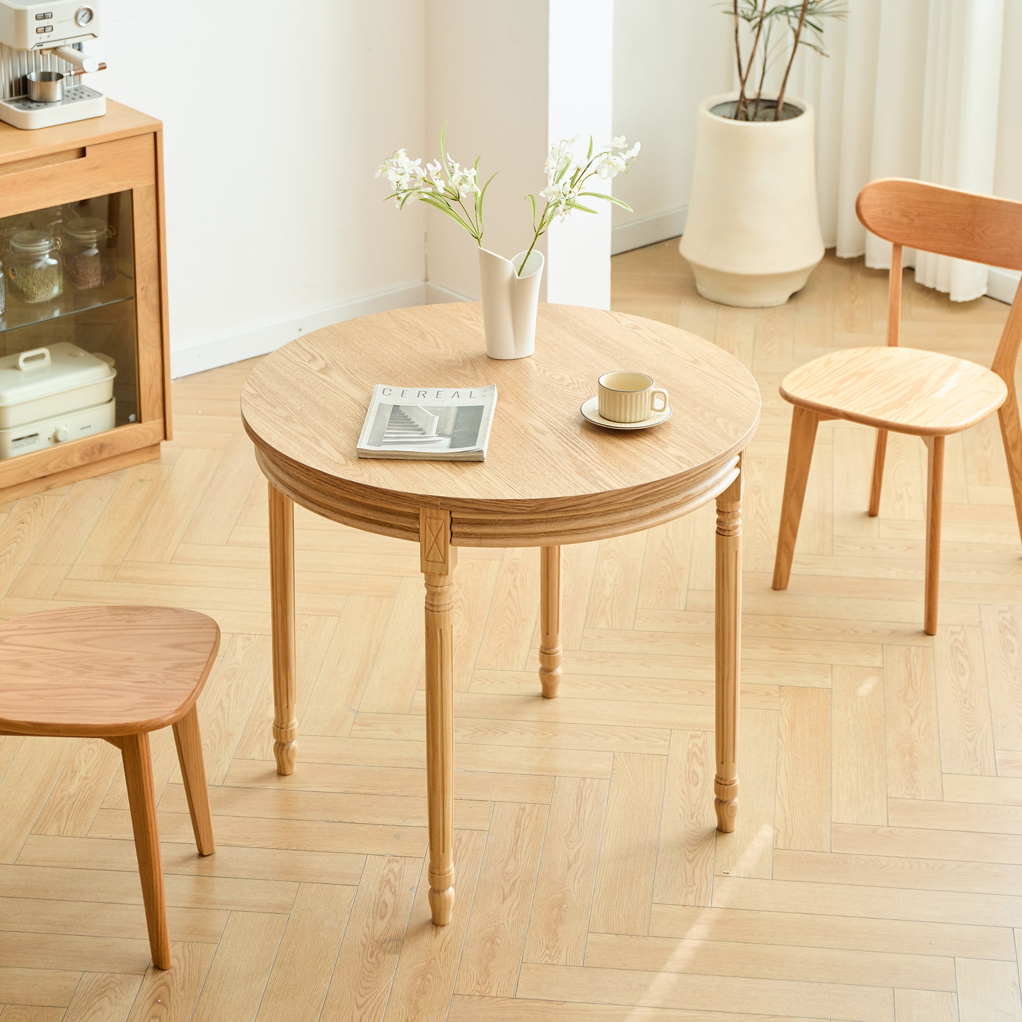 KAJANI – Okrągły stół do jadalni dla 4 osób, wykonany z drewna sosnowego