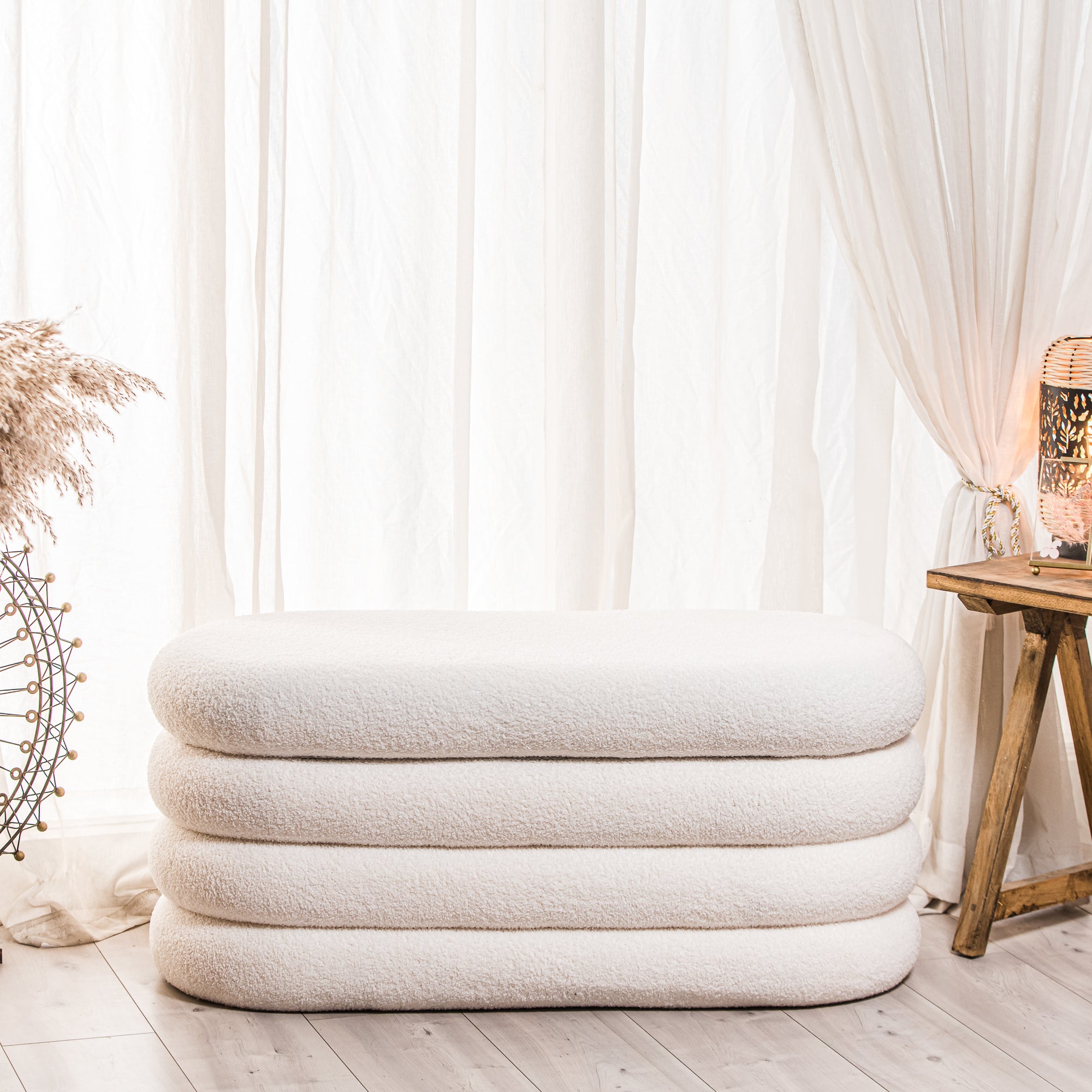 Ławka z schowkiem w białe pętelki