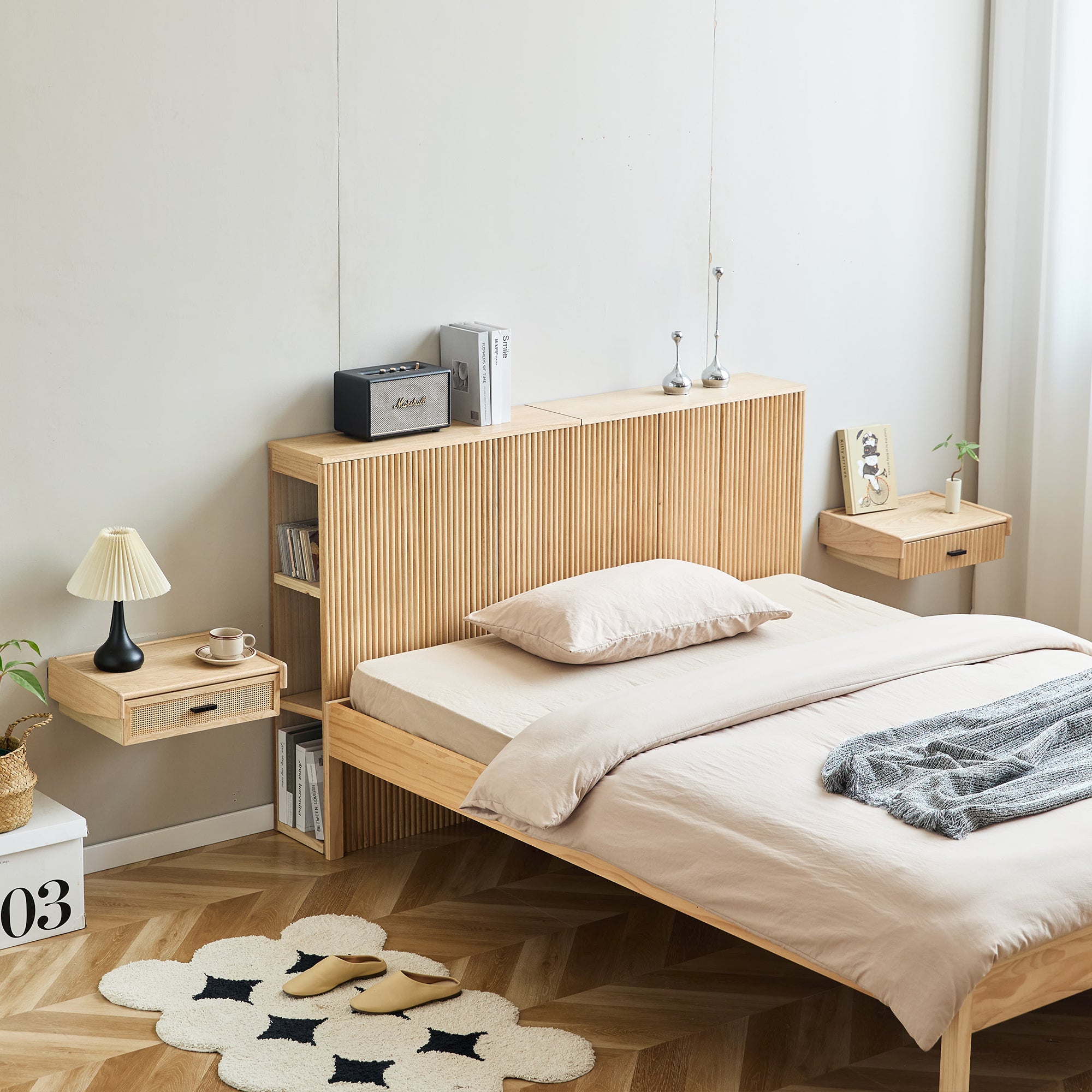 PITEA – drewniany stolik nocny na ścianę z naturalnego rattanu