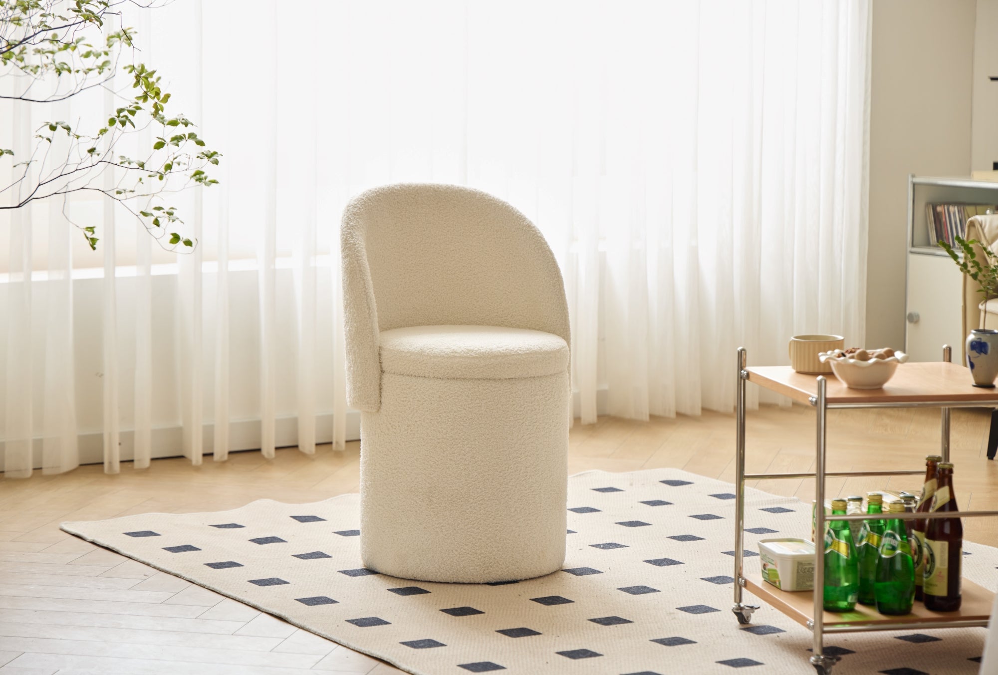 UMEA – pufa z oparciem i schowkiem, pokryta białym tkanina bouclé