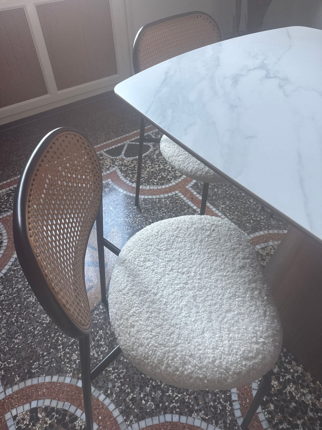 OREBRO – Zestaw 2 metalowych krzeseł z siedziskiem z białej plecionki