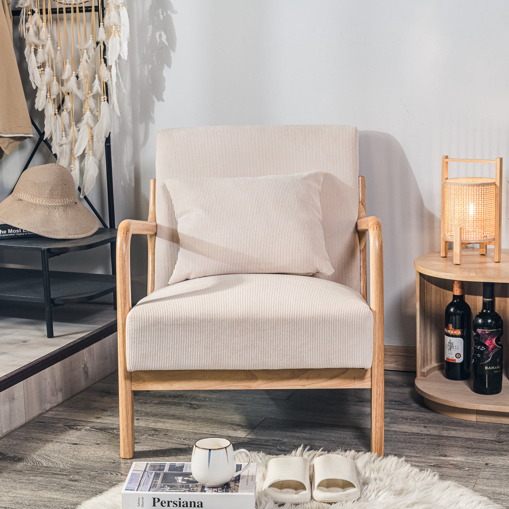 OHAMA – Fotel salonowy z litego drewna i beżowego sztruksu