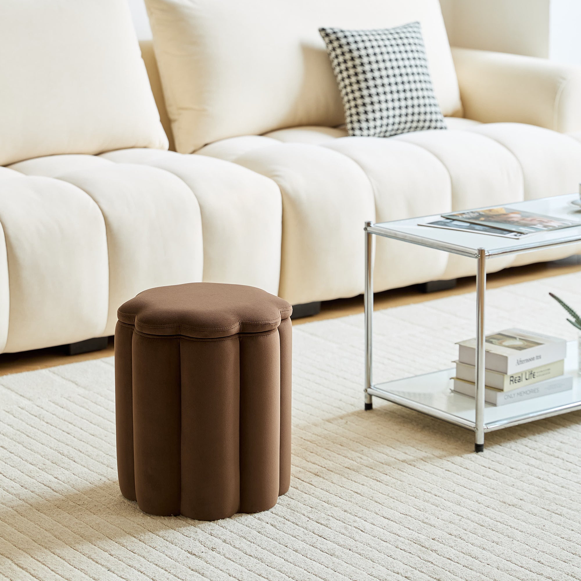 NIGATA – Brązowa aksamitna pufa do salonu z schowkiem