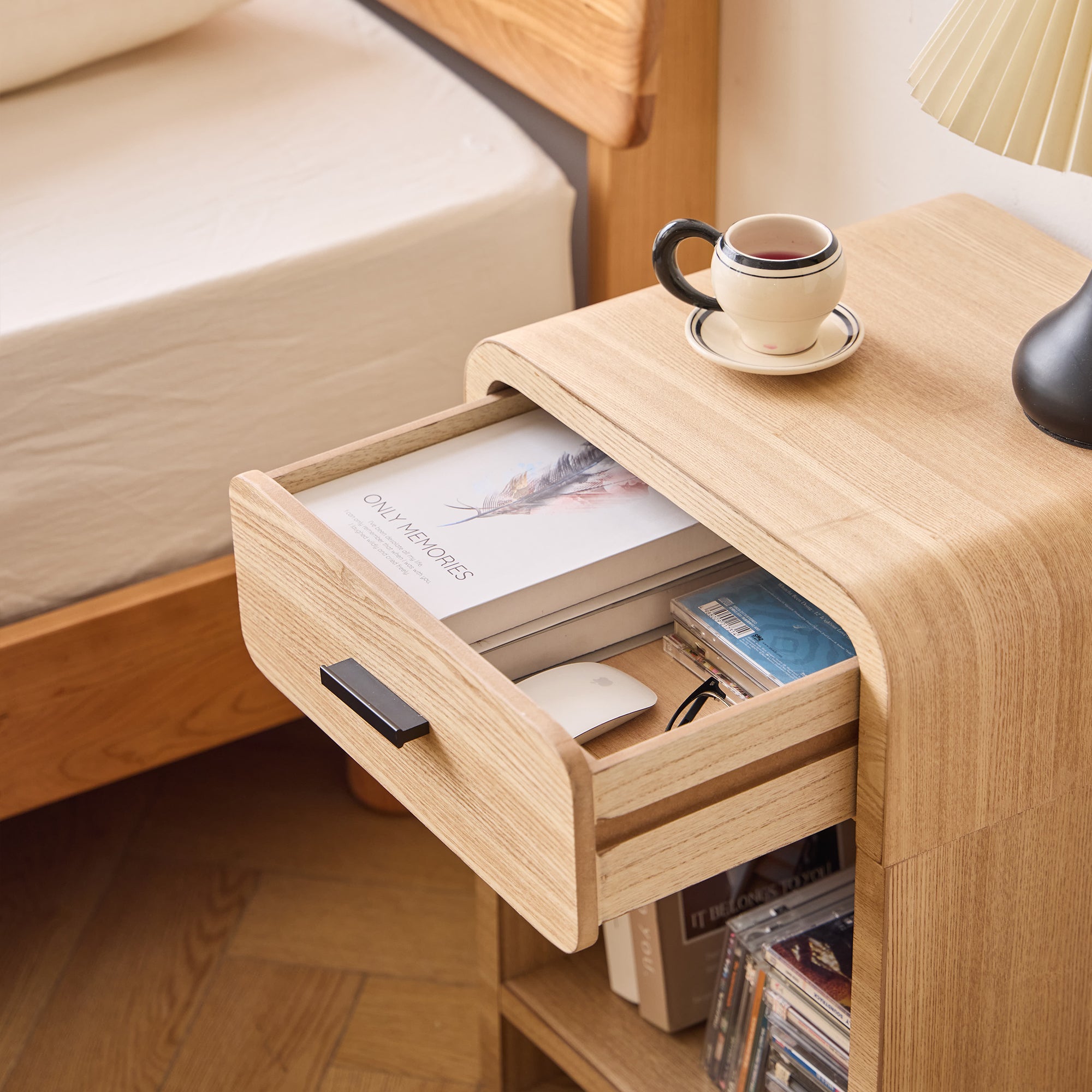 SKIVE - Brązowy drewniany stolik nocny z 1 szufladą