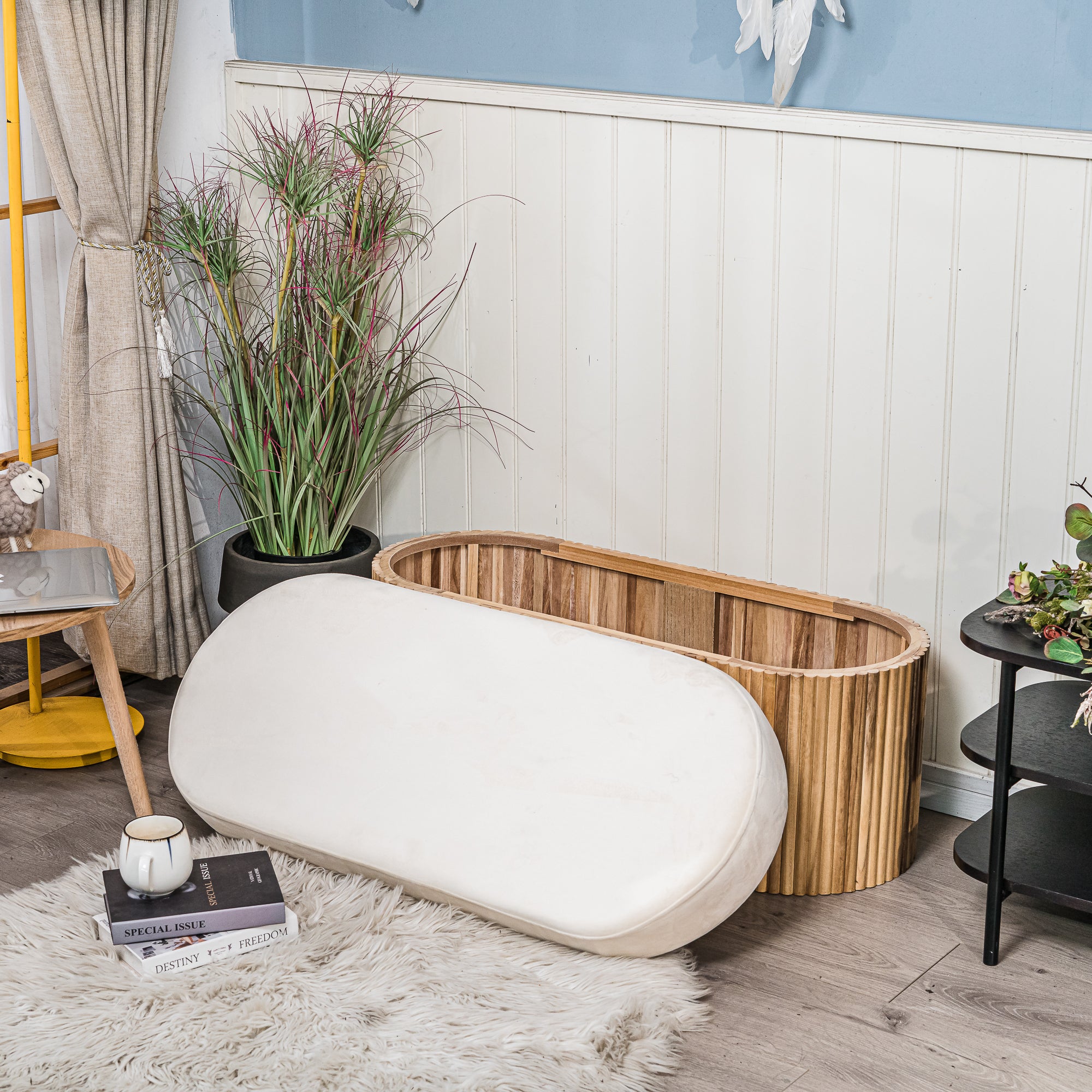 BAOTSU – Ławka z pojemnikiem, wykonana z drewna i beżowego aksamitu