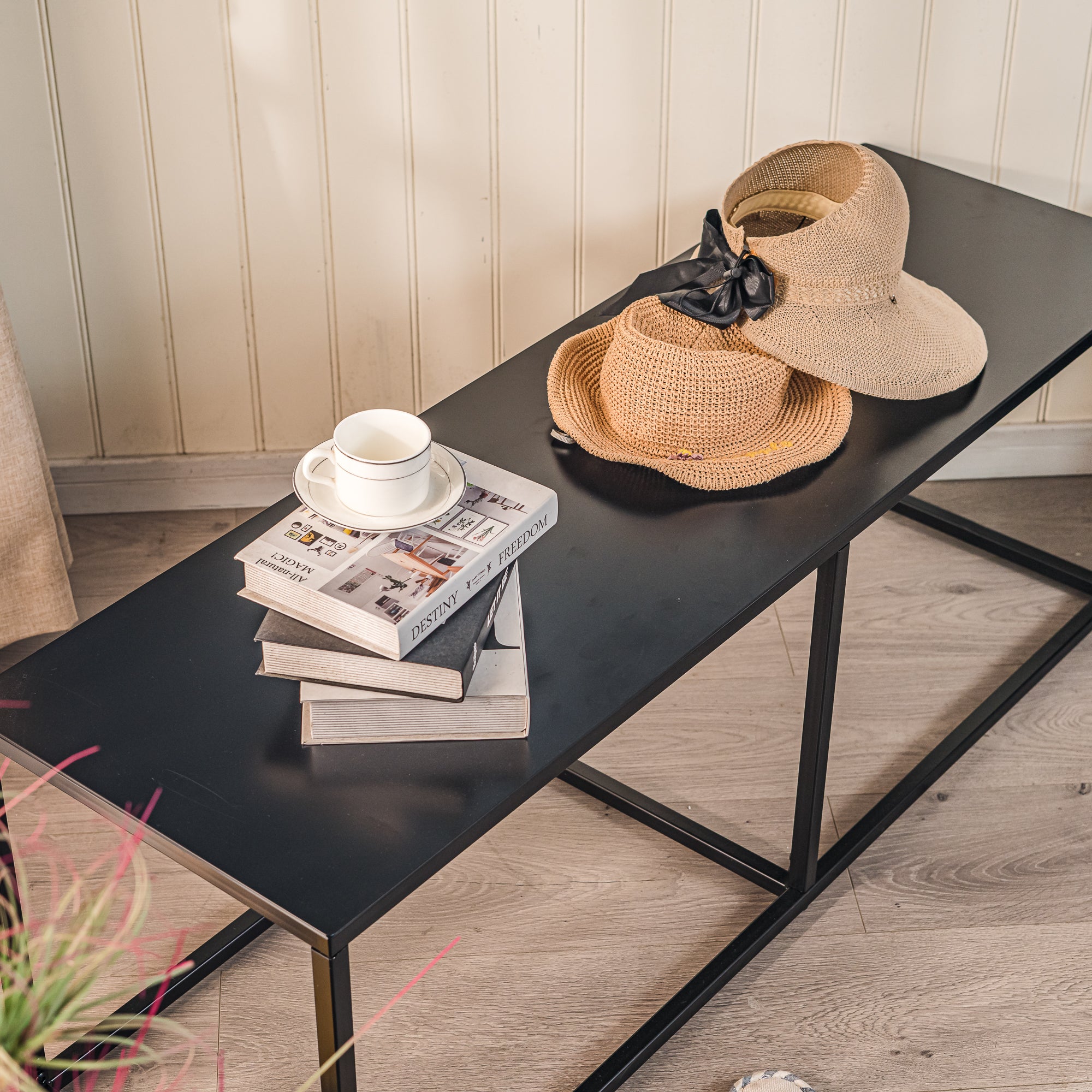 Czarna metalowa ławka przemysłowa