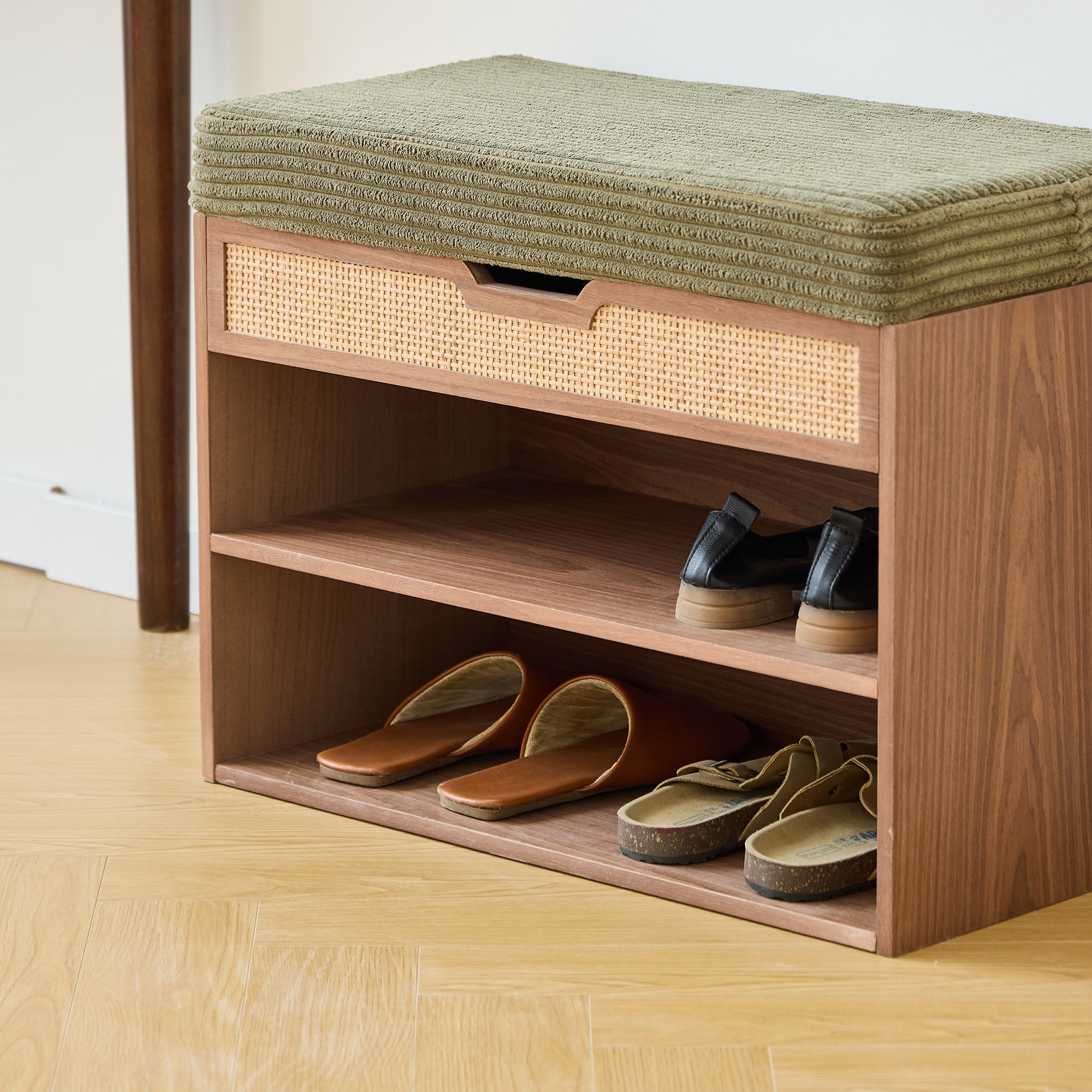 KUBO – Szafka na buty z drewnianym schowkiem i zielonym sztruksem w kolorze khaki