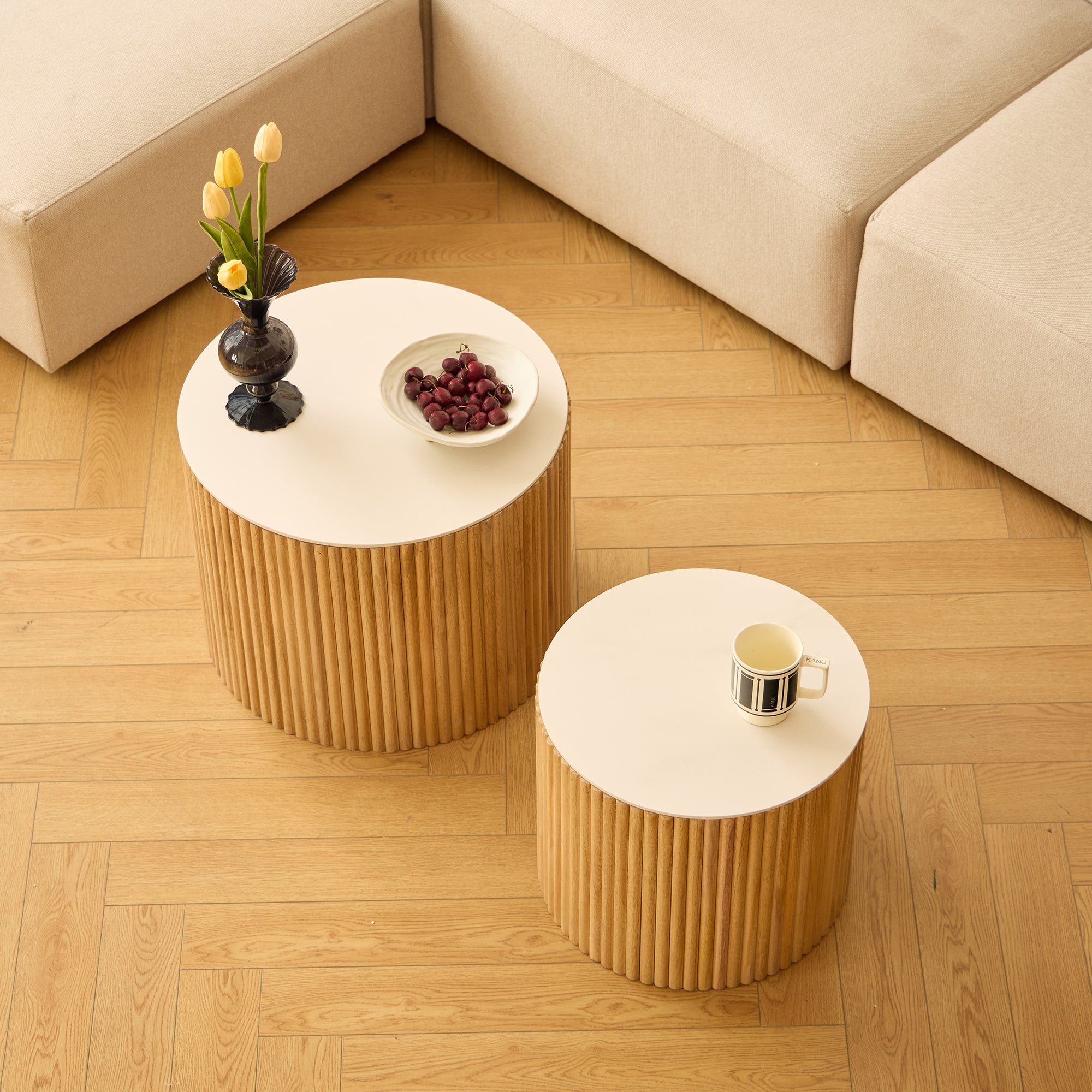 YATOMI – Zestaw 2 okrągłych stolików z litego drewna funkcją przechowywania