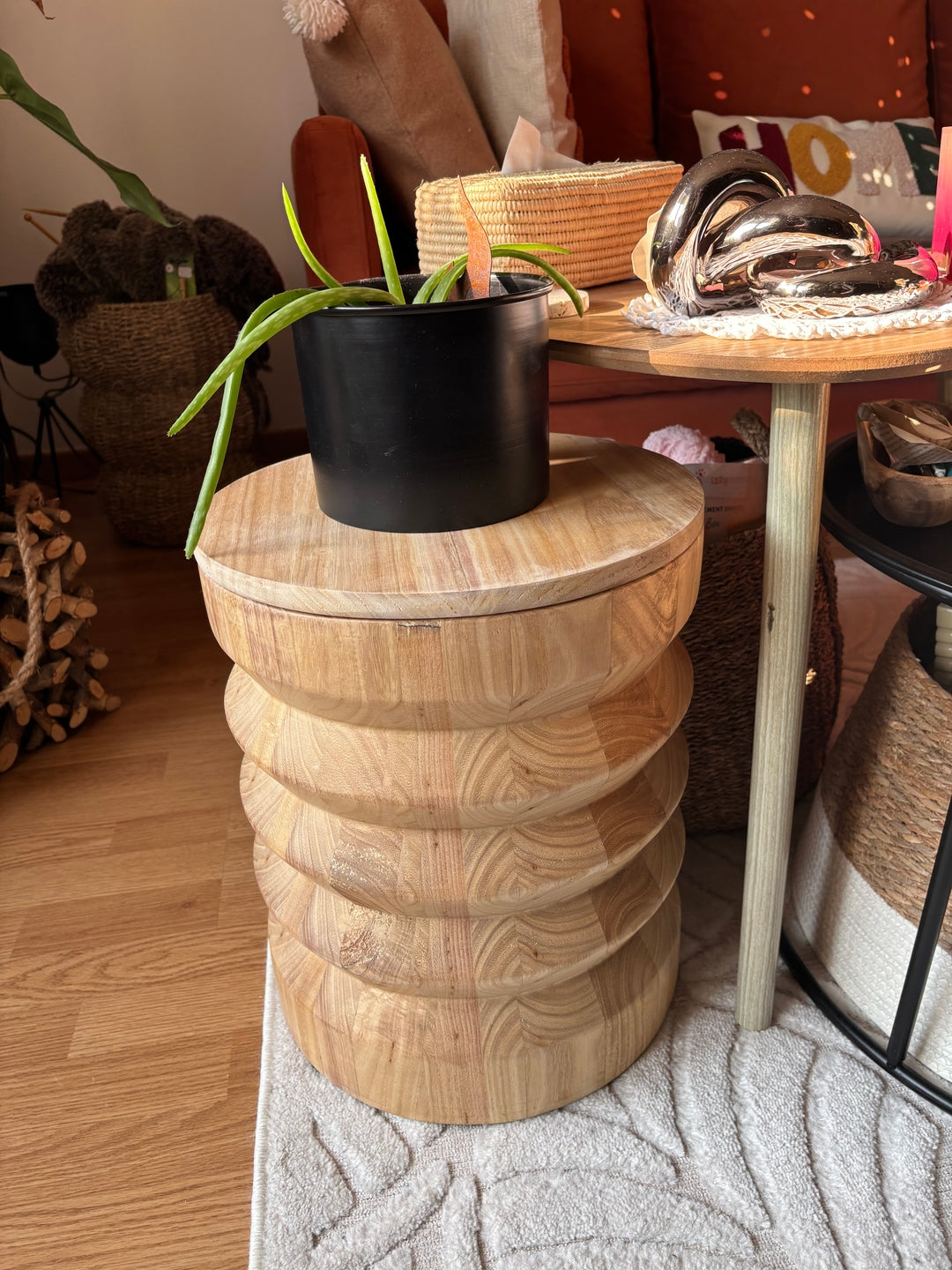 SANTIAGO – Pufa z litego drewna funkcją przechowywania