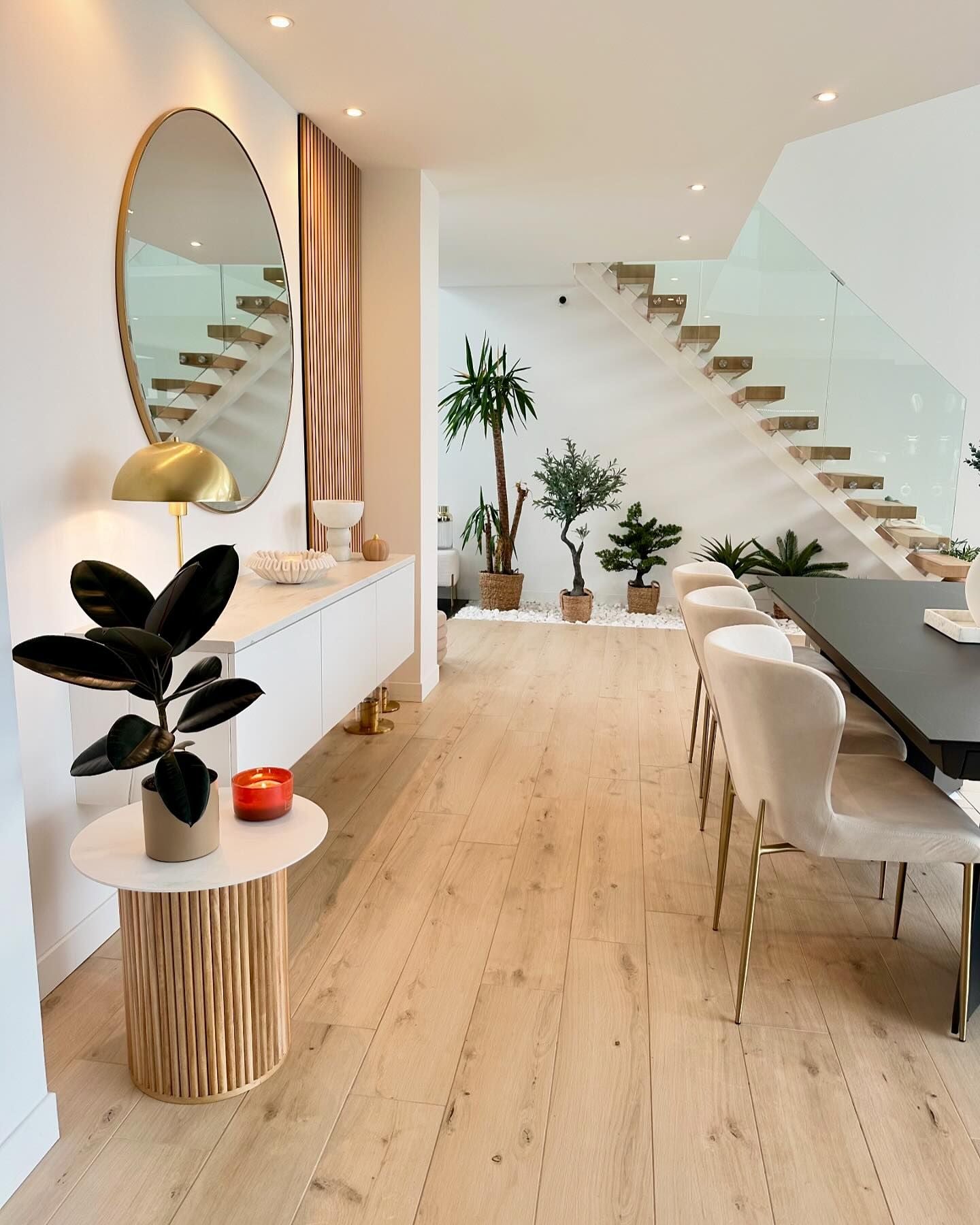 TRINIDAD – stolik pomocniczy z litego drewna z efektem marmuru