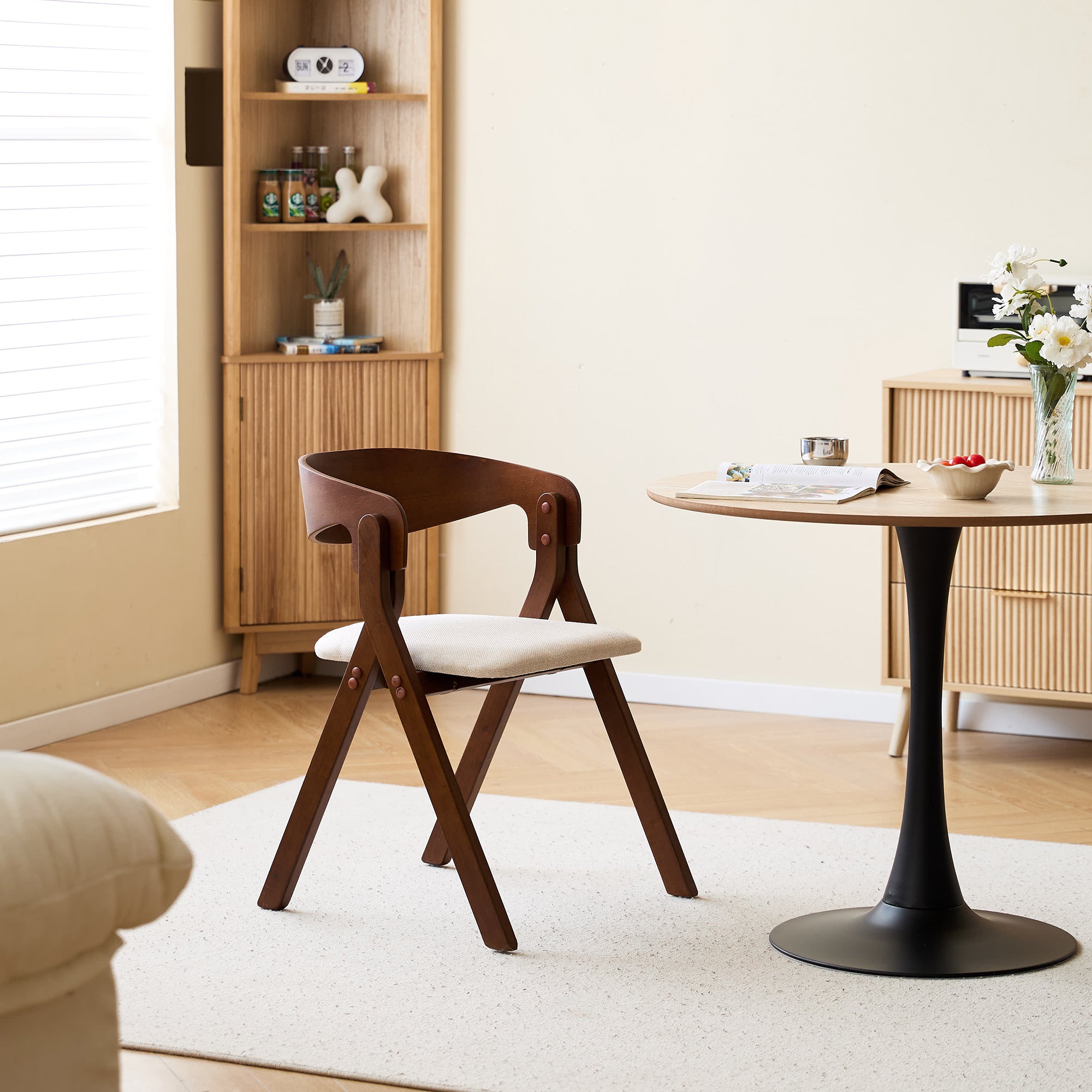 PORI – Zestaw 2 krzeseł do jadalni z drewna orzechowego i beżowej tkaniny