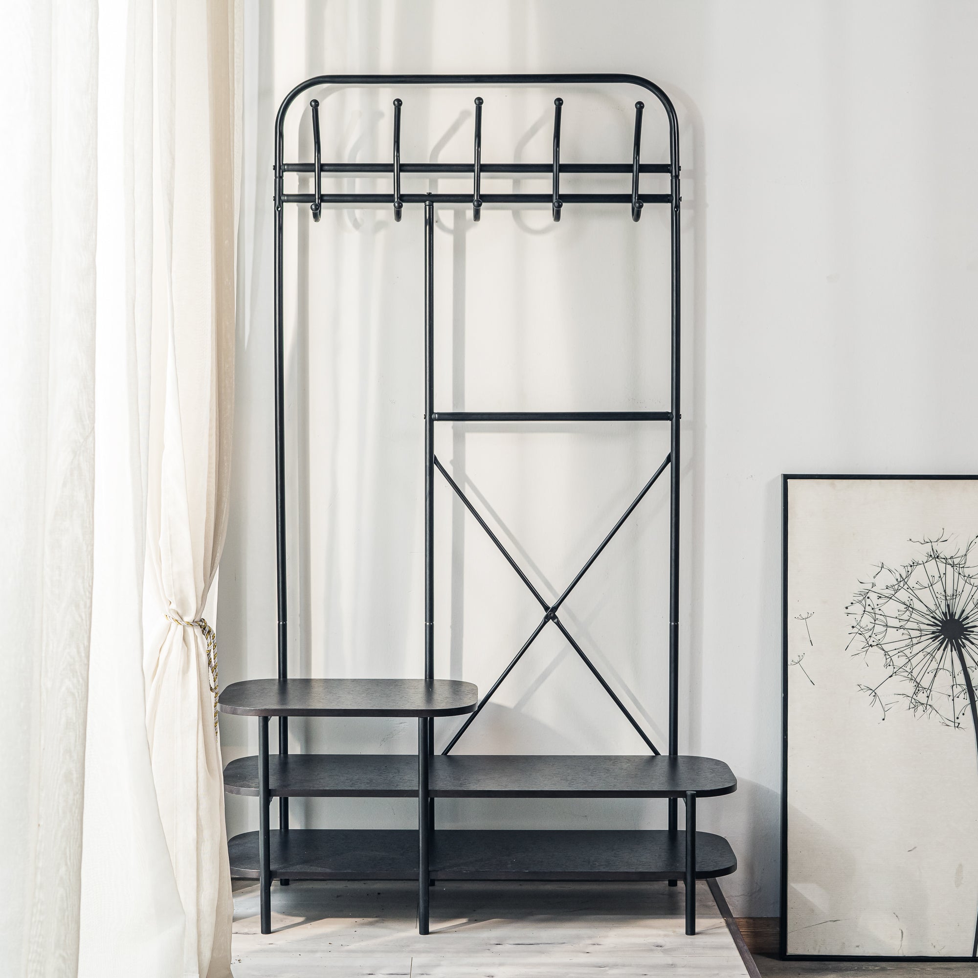 Szafka w stylu industrialnym z czarnymi drewnianymi półkami