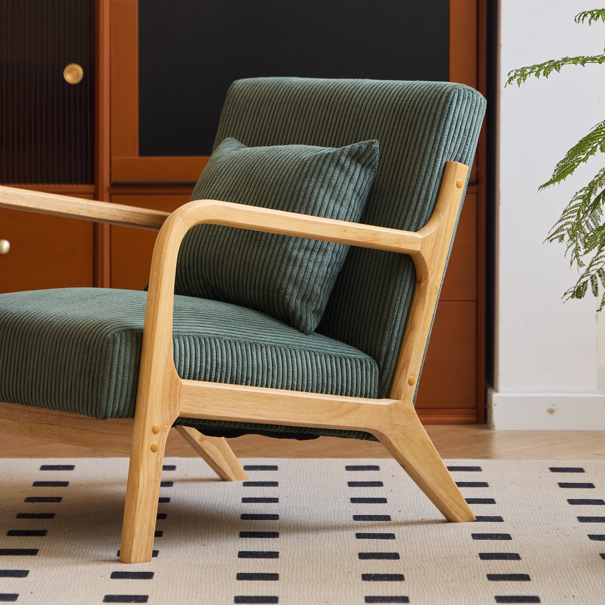 OHAMA – Fotel salonowy z litego drewna i zielonego sztruksu