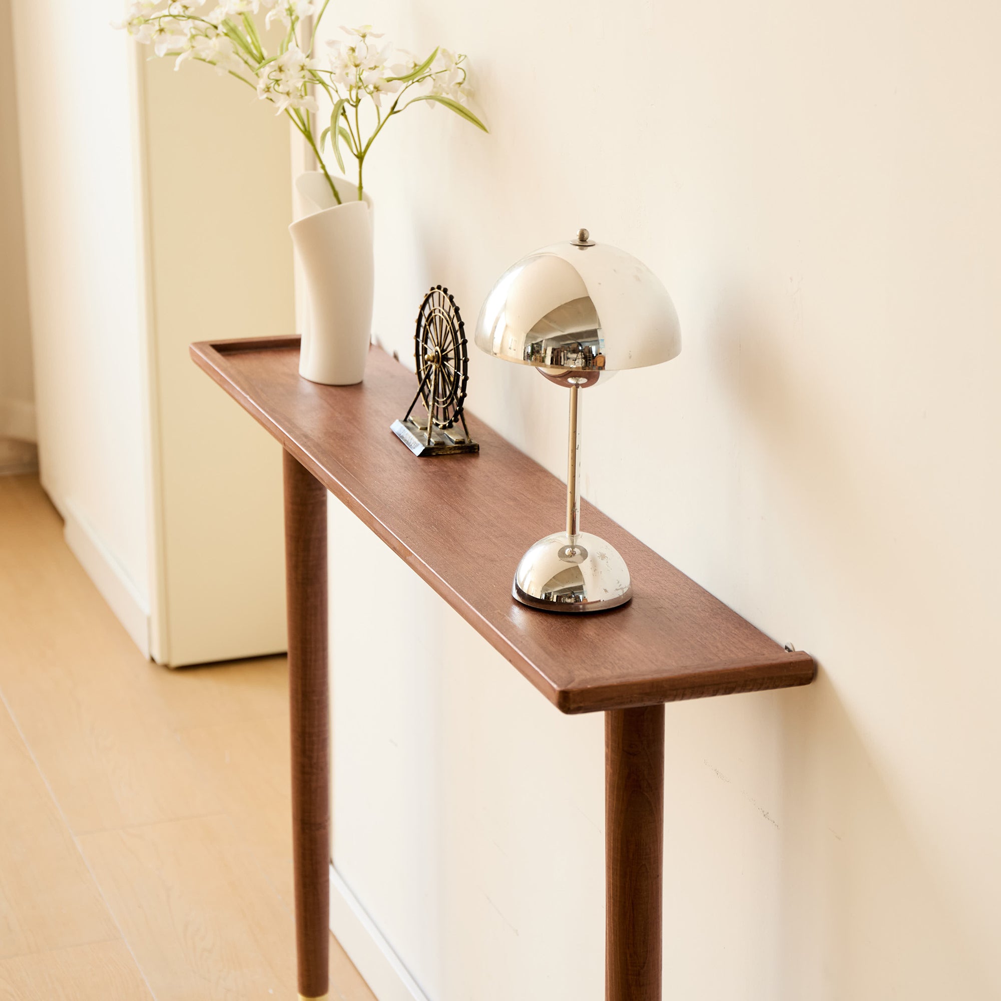 ALSTA – Skandynawski stolik konsolowy z drewna orzechowego