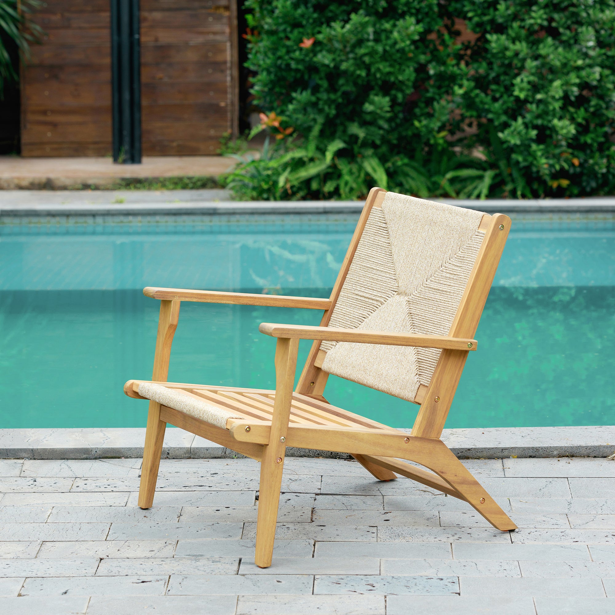 VALDIVIA – Fotel do wnętrz i na zewnątrz, wykonany z litego drewna akacjowego i liny