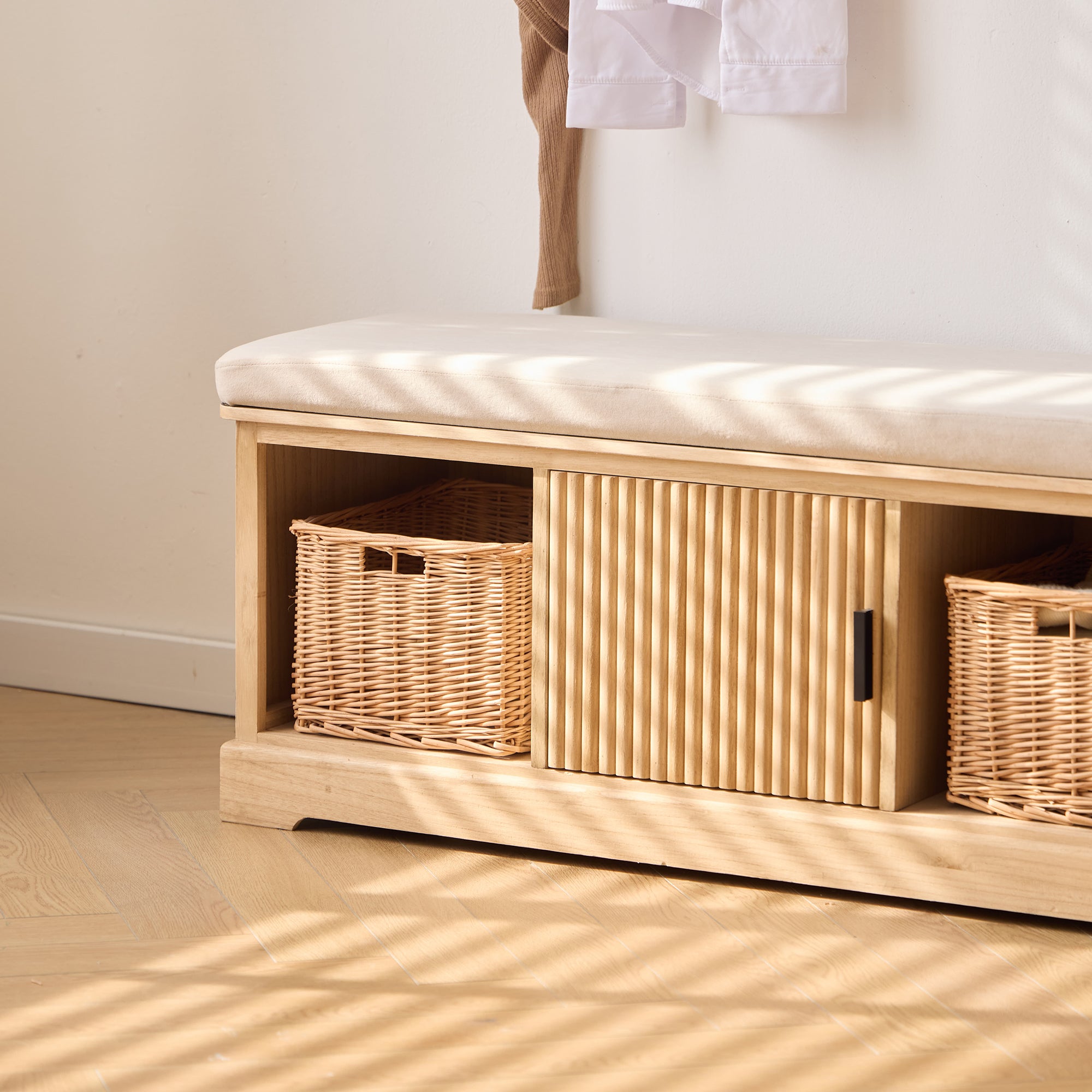 CHIBA – Ławka z pojemnikiem, wykonana z drewna i beżowego aksamitu