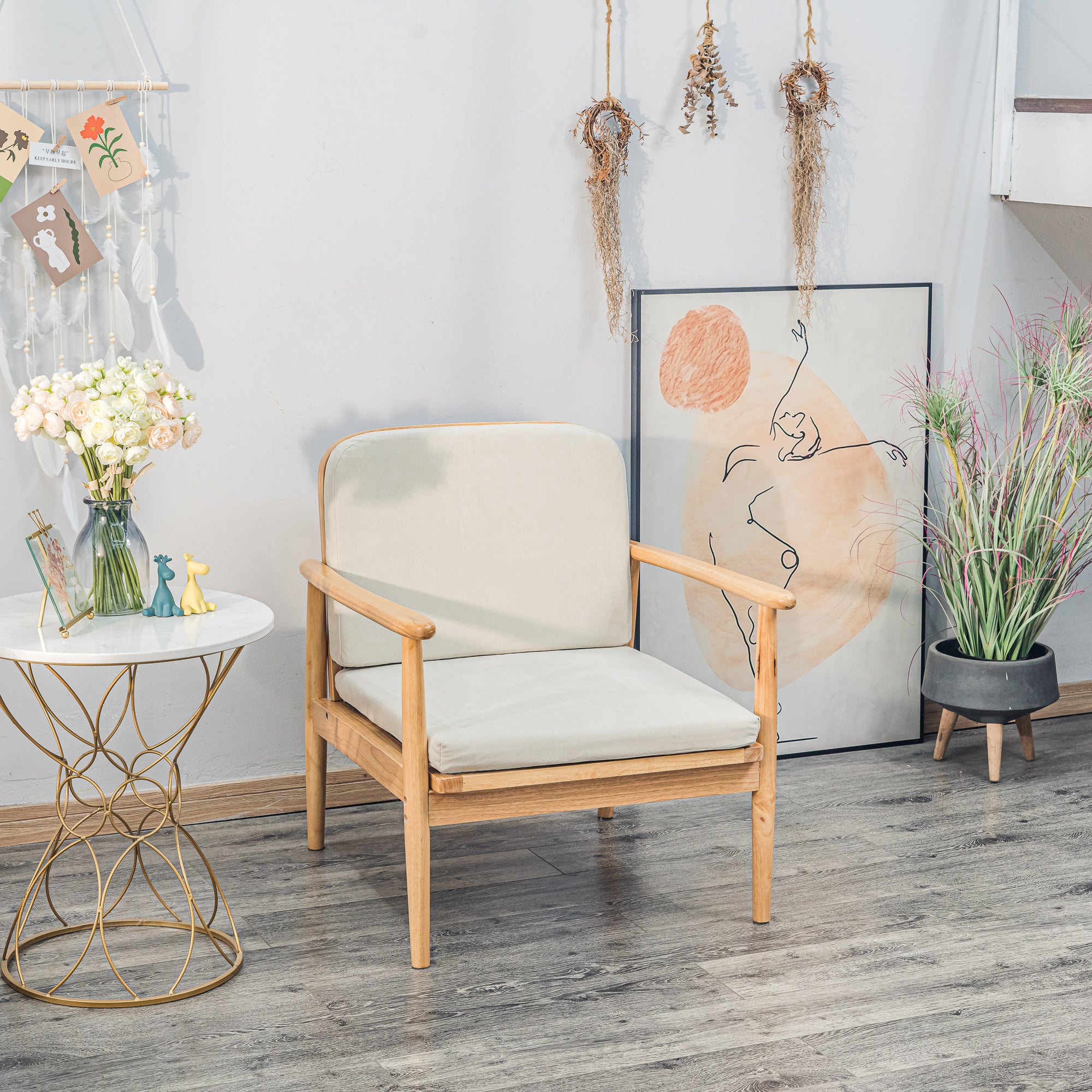 Fotel salonowy z litego drewna i beżowej tkaniny