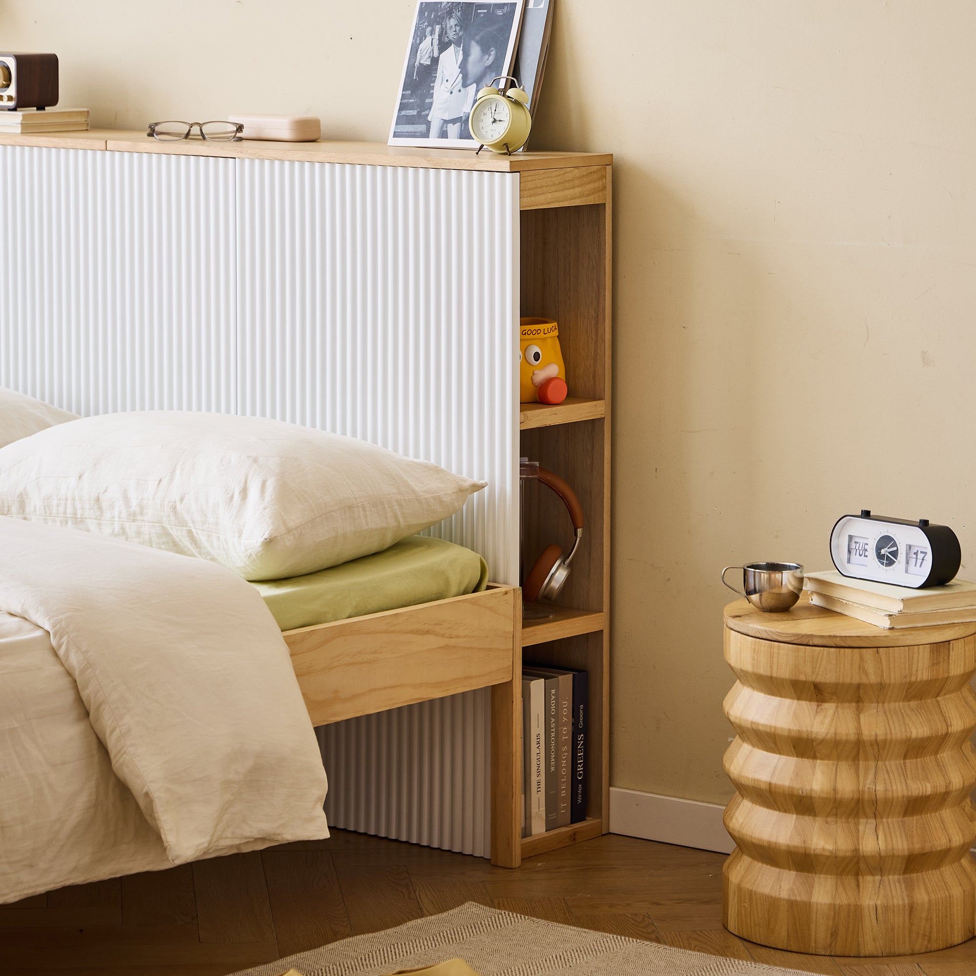 ESLOV - Wezgło łóżka 160 z drewna z białymi schowkami