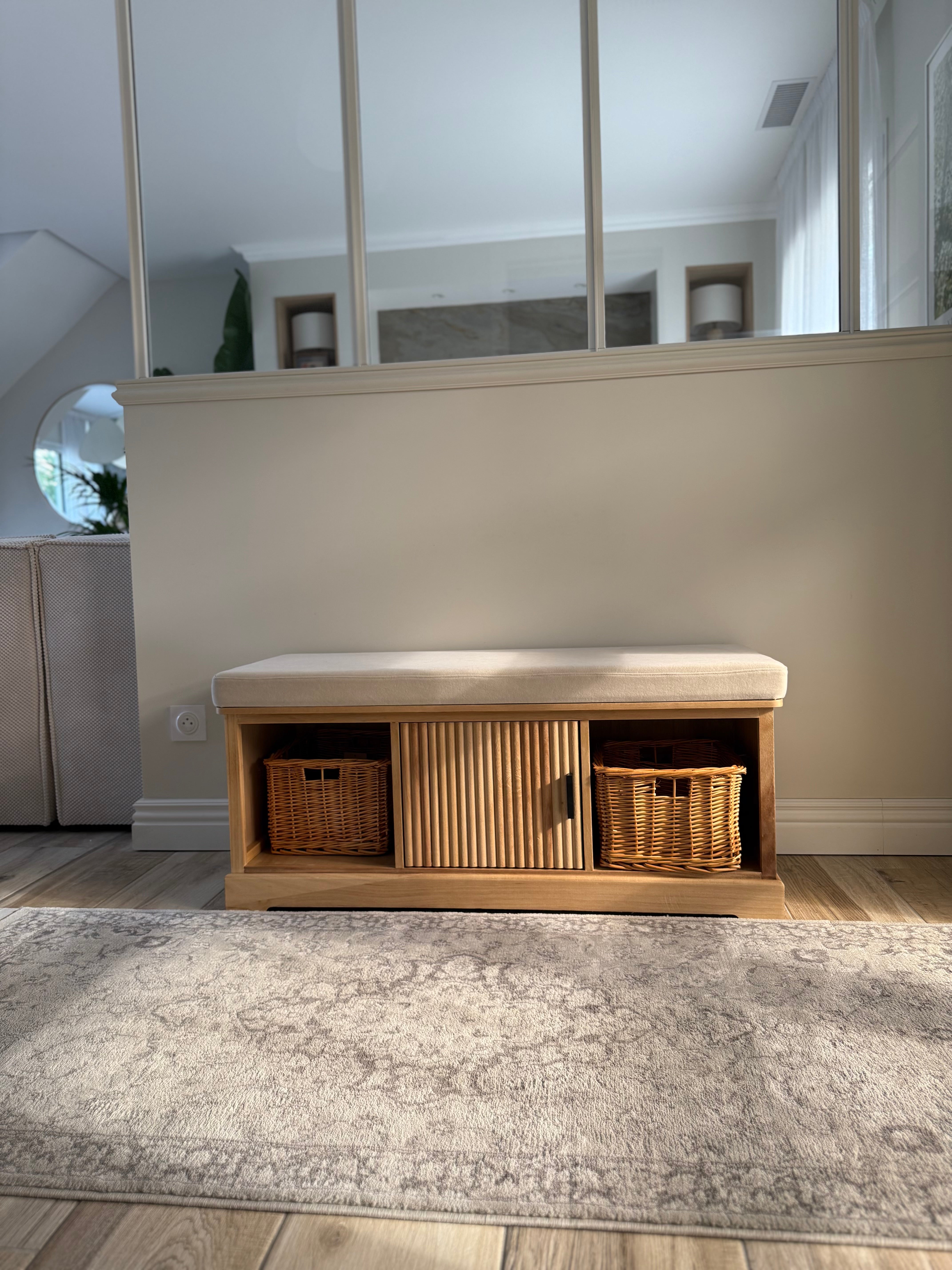 CHIBA – Ławka z pojemnikiem, wykonana z drewna i beżowego aksamitu