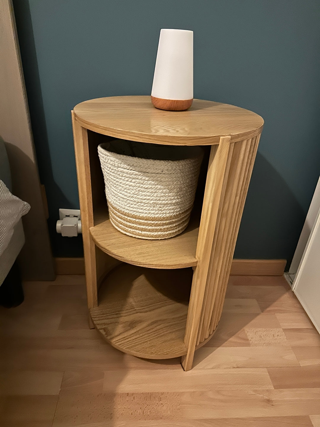 ALTA – stolik nocny z 2 schowkami z litego drewna