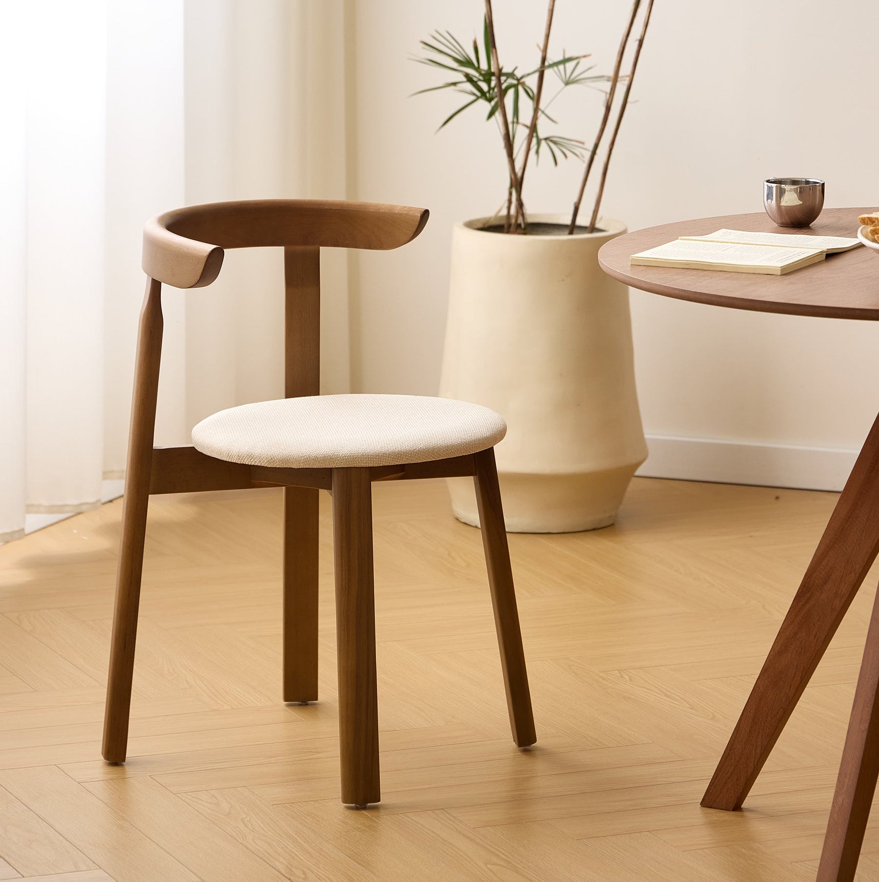 SYOTE – Zestaw 2 krzeseł do jadalni z ciemnego drewna i beżowej tkaniny