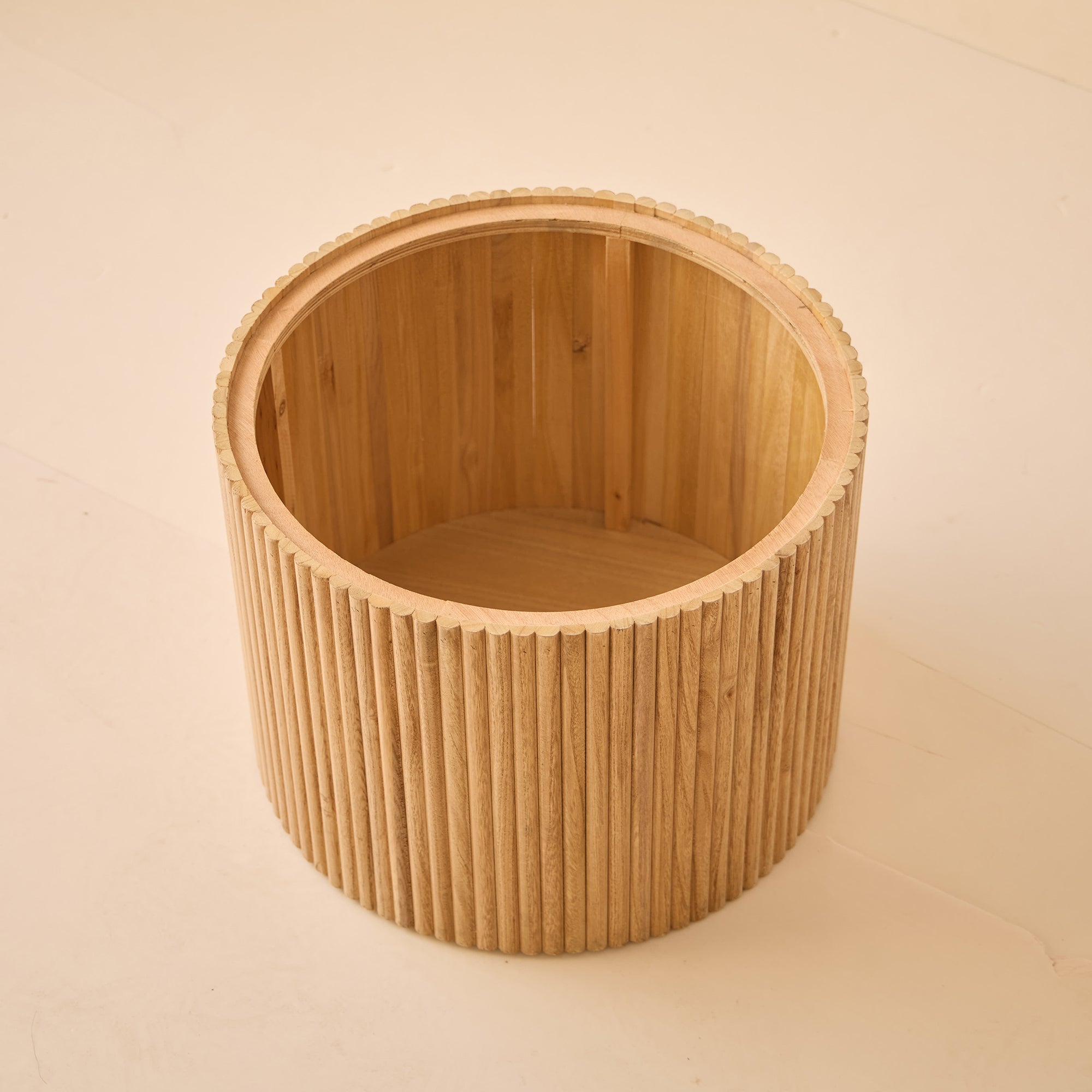 YATOMI – Zestaw 2 okrągłych stolików z litego drewna funkcją przechowywania