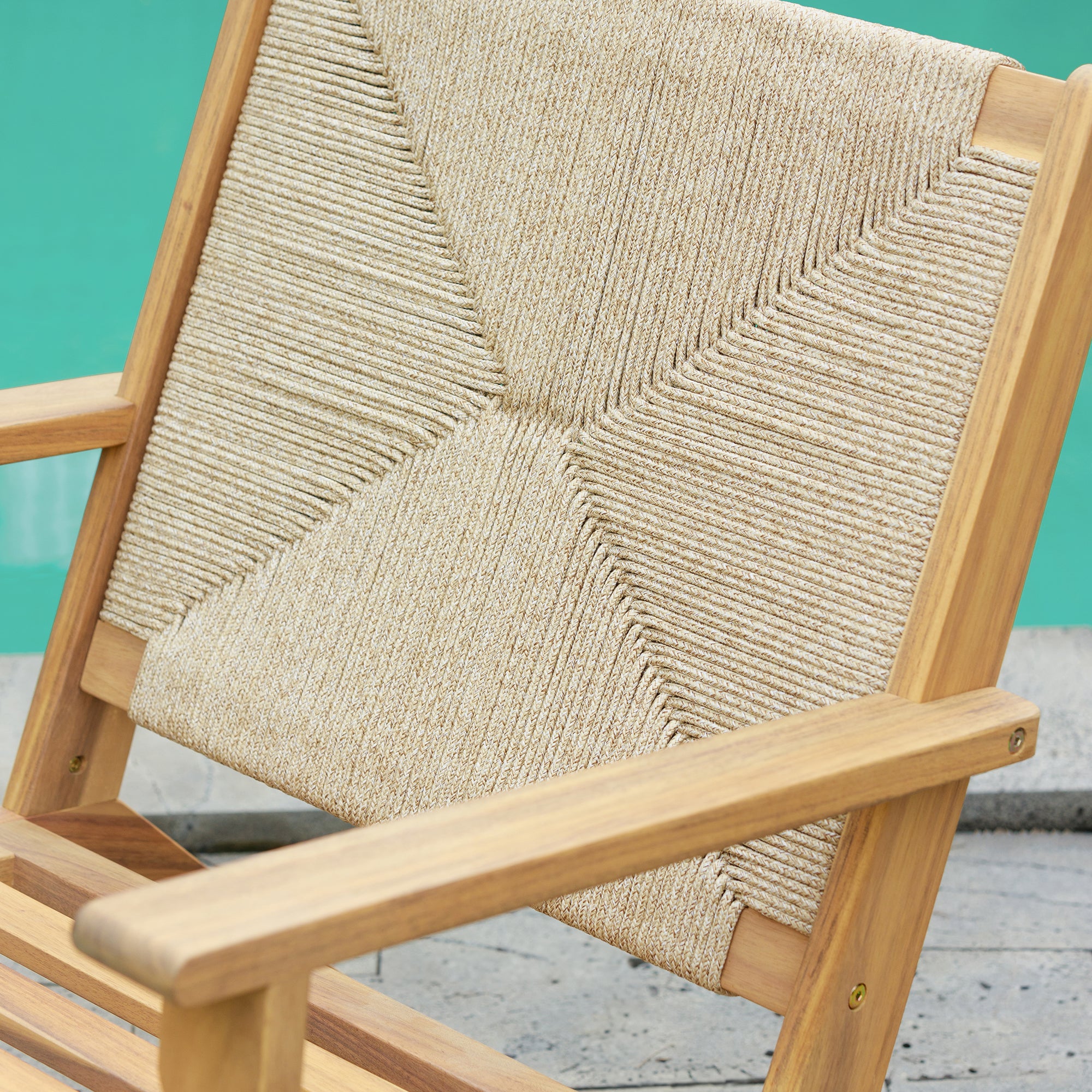 VALDIVIA – Fotel do wnętrz i na zewnątrz, wykonany z litego drewna akacjowego i liny