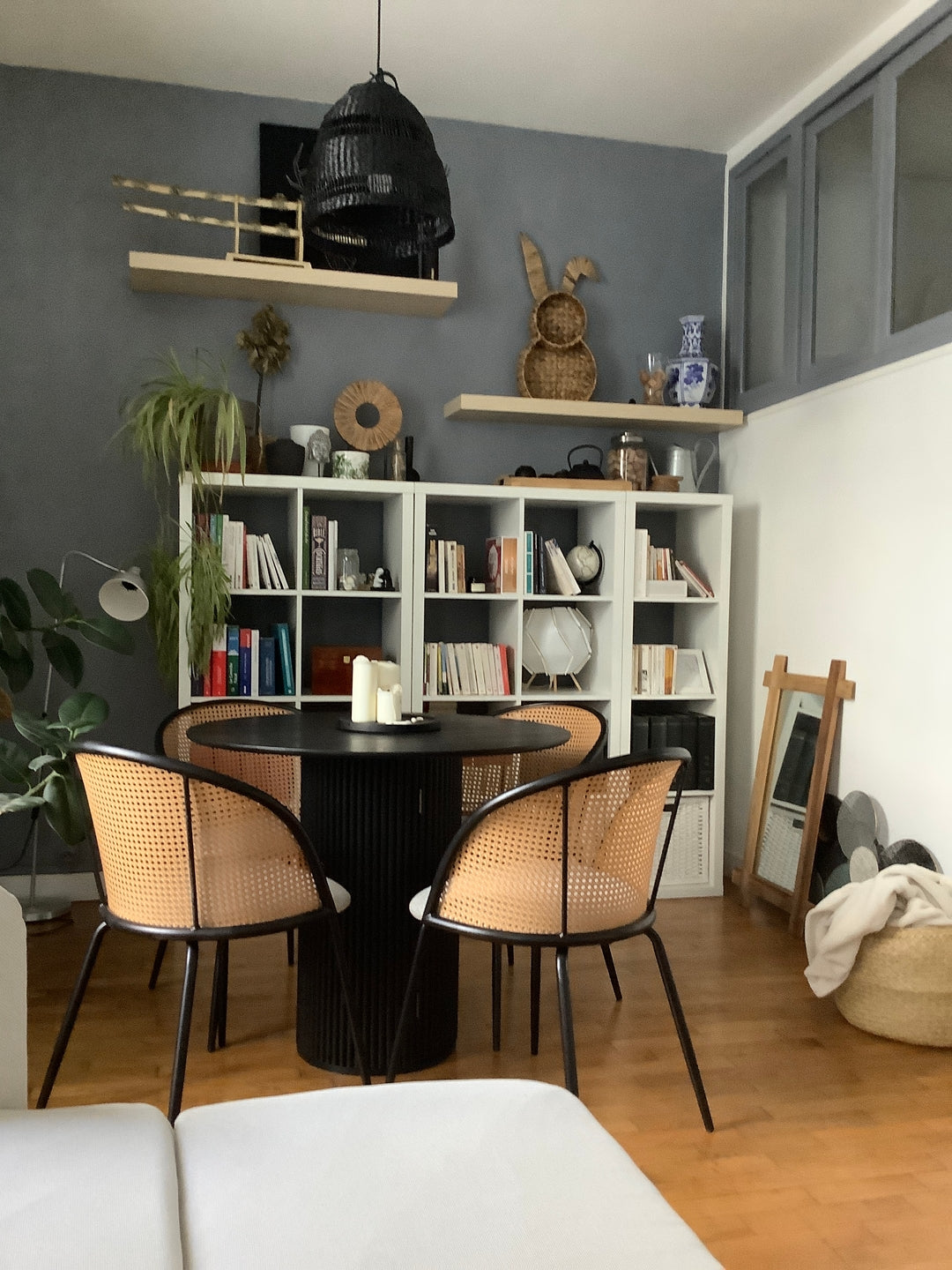 HAVANA – Okrągły stół do jadalni dla 4 osób, wykonany z litego drewna sosnowego w kolorze czarnymØ 90 cm