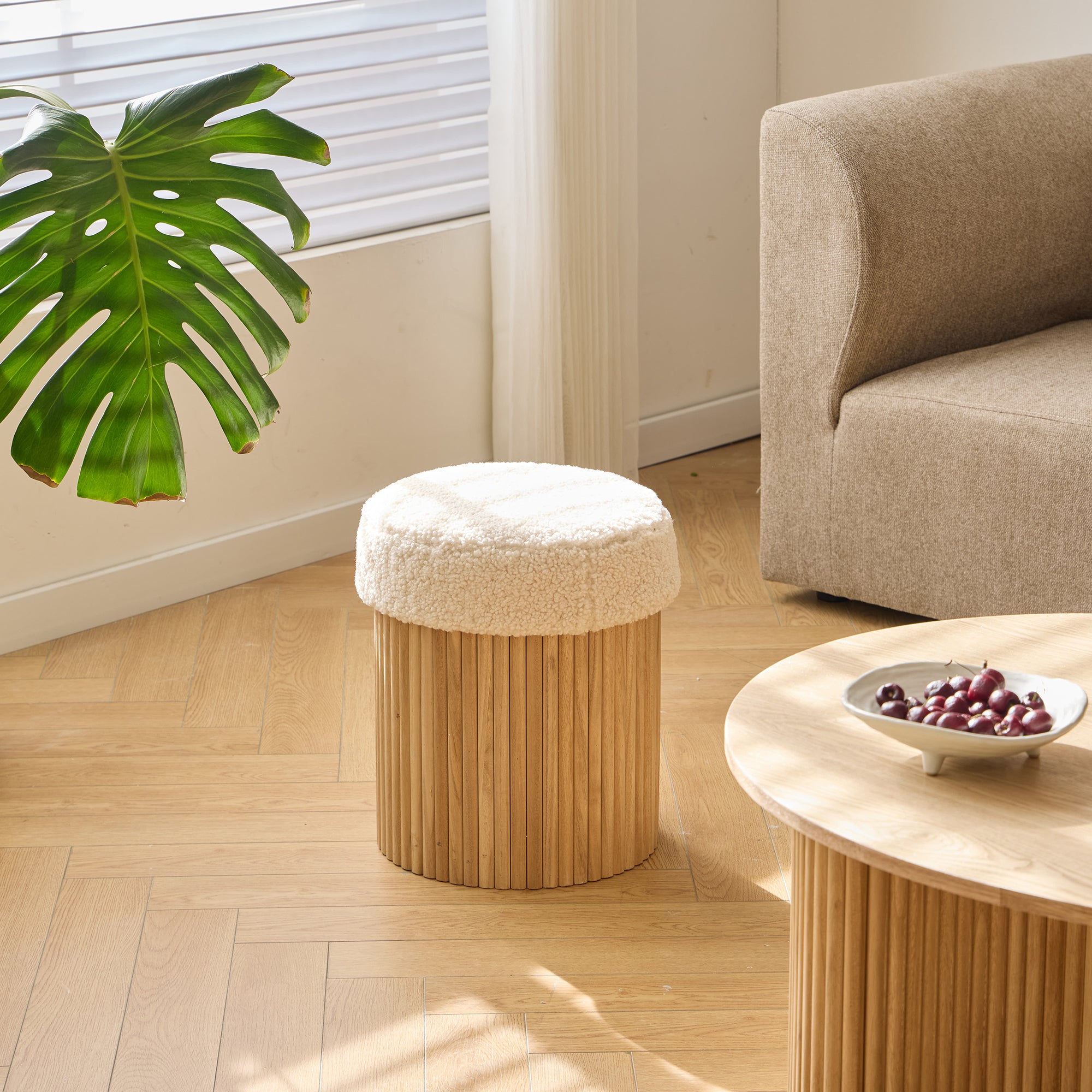 ARVIKA – Zestaw składający się z drewnianego stolika kawowego i 2 puf w białym kolorze z pętelkami