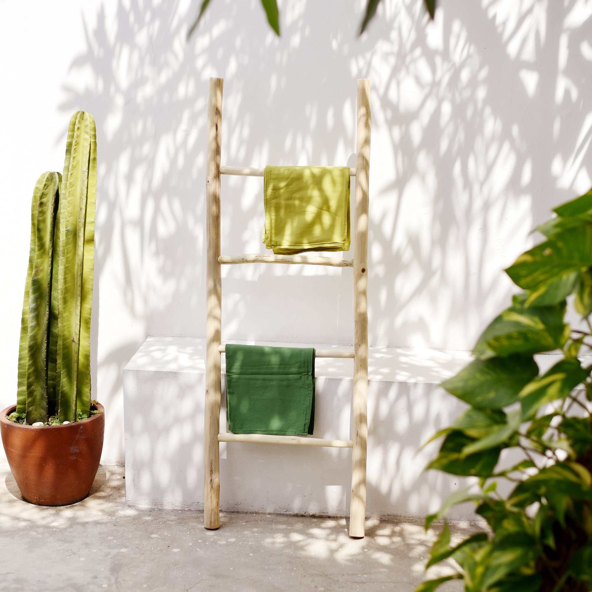 BANDAR – 4-poziomowa półka ścienna w kształcie drabiny z litego drewna naturalnego