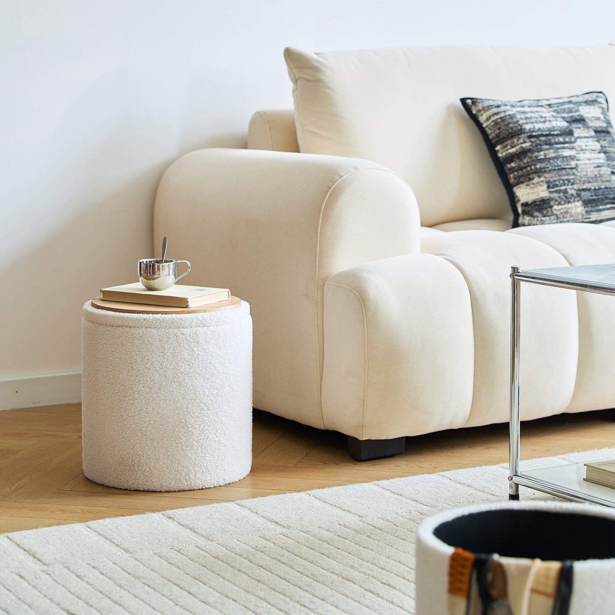 NARVIK – Zestaw 3 puf z drewnianym schowkiem i białymi pętelkami