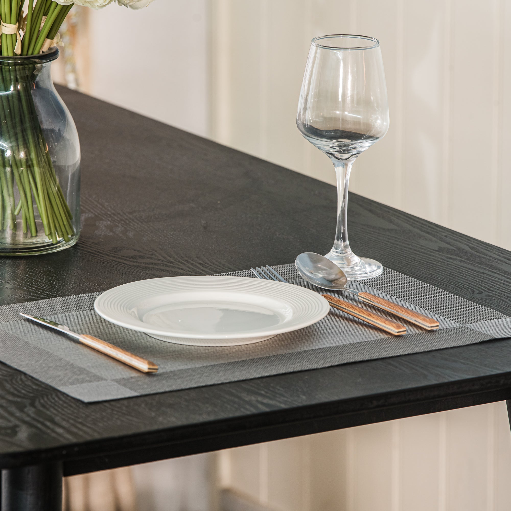 Prostokątny stół jadalny dla 4 osób z litego drewna sosnowego w kolorze czarnym L120